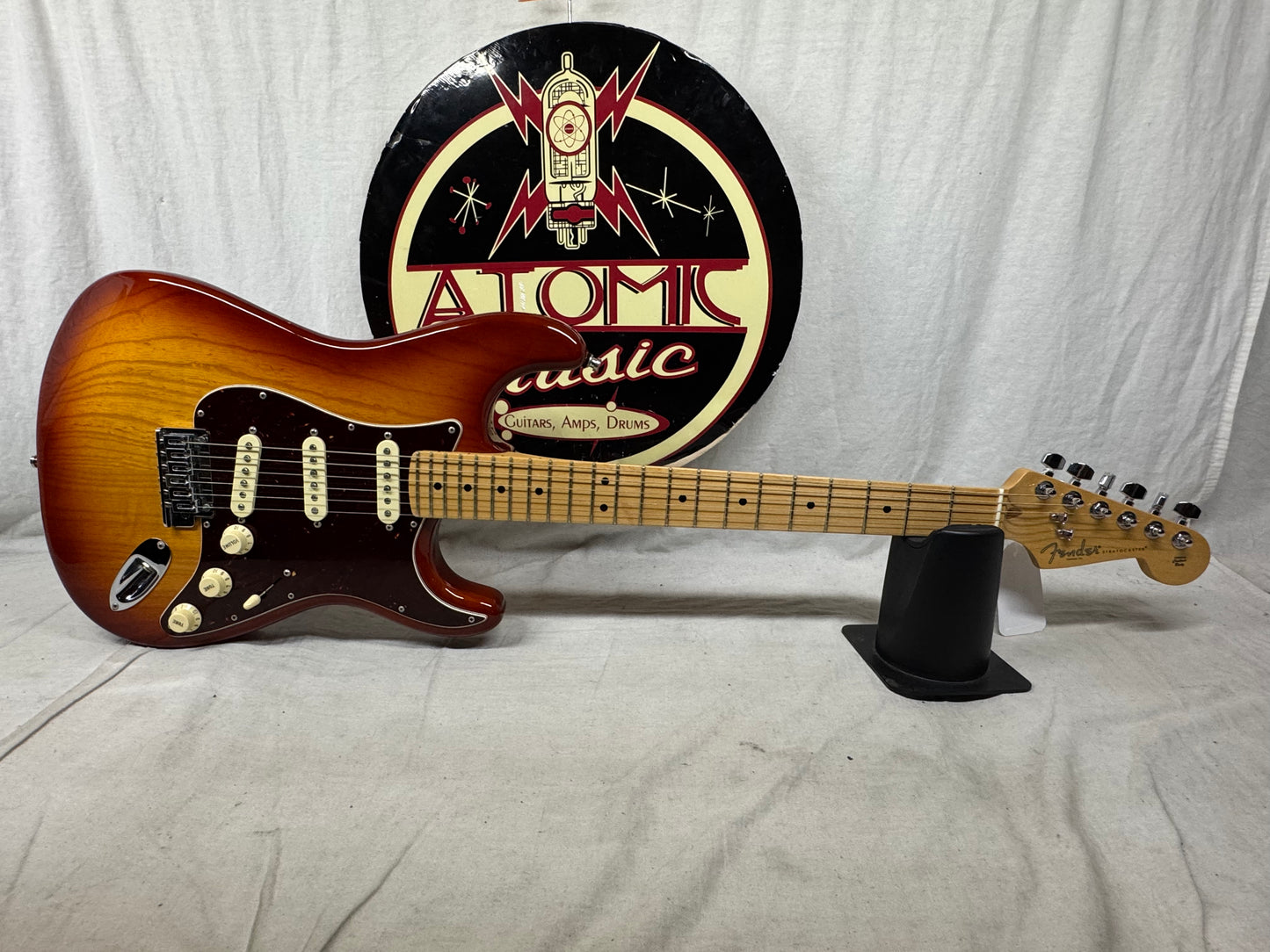 Fender American Stratocaster Guitar with Gator Case 2016 - Sienna Sunburst / Maple neck