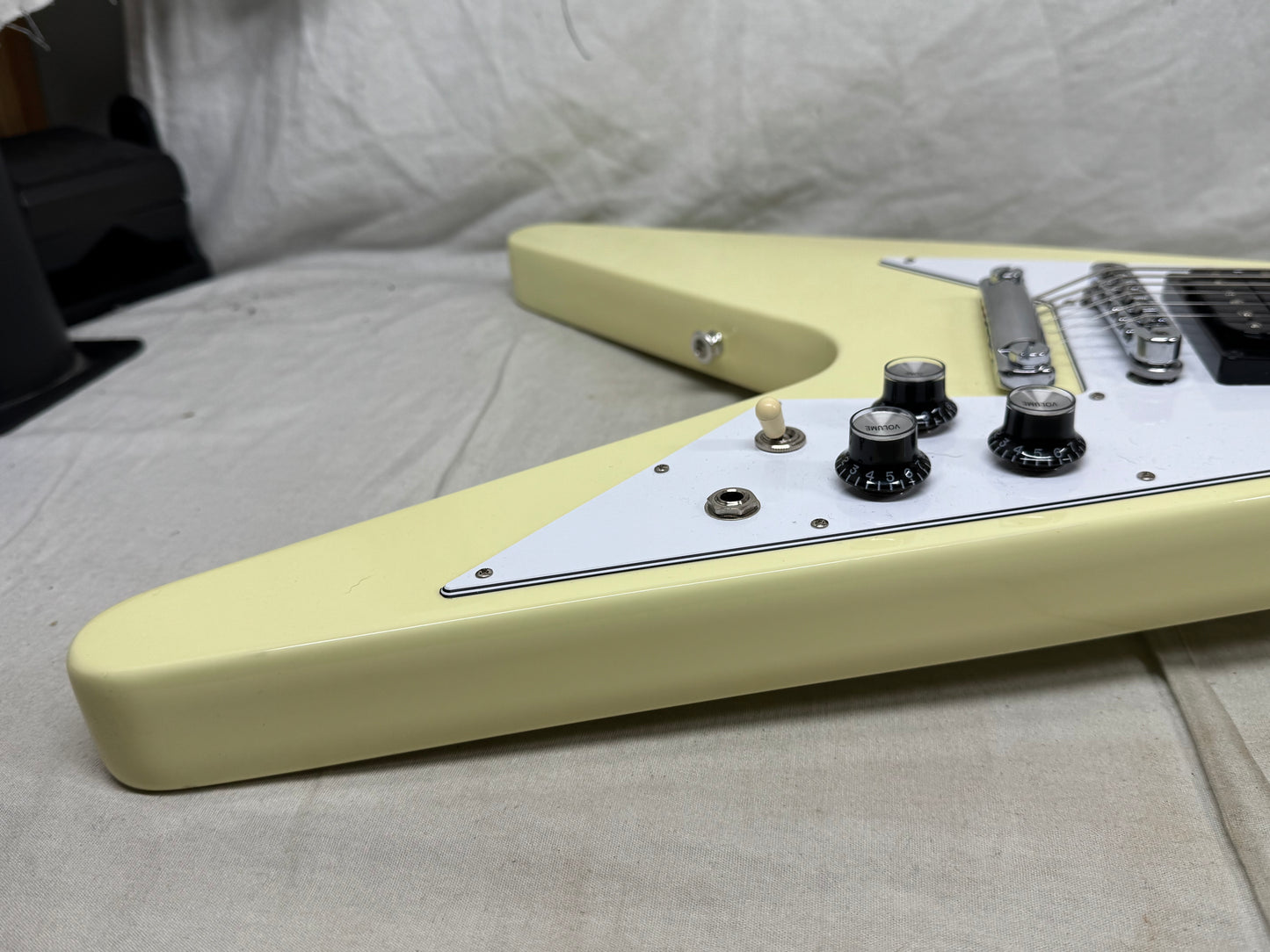 Gibson DSVS00CWCH1 '70s Flying V Guitar with Case 2023 - Classic White