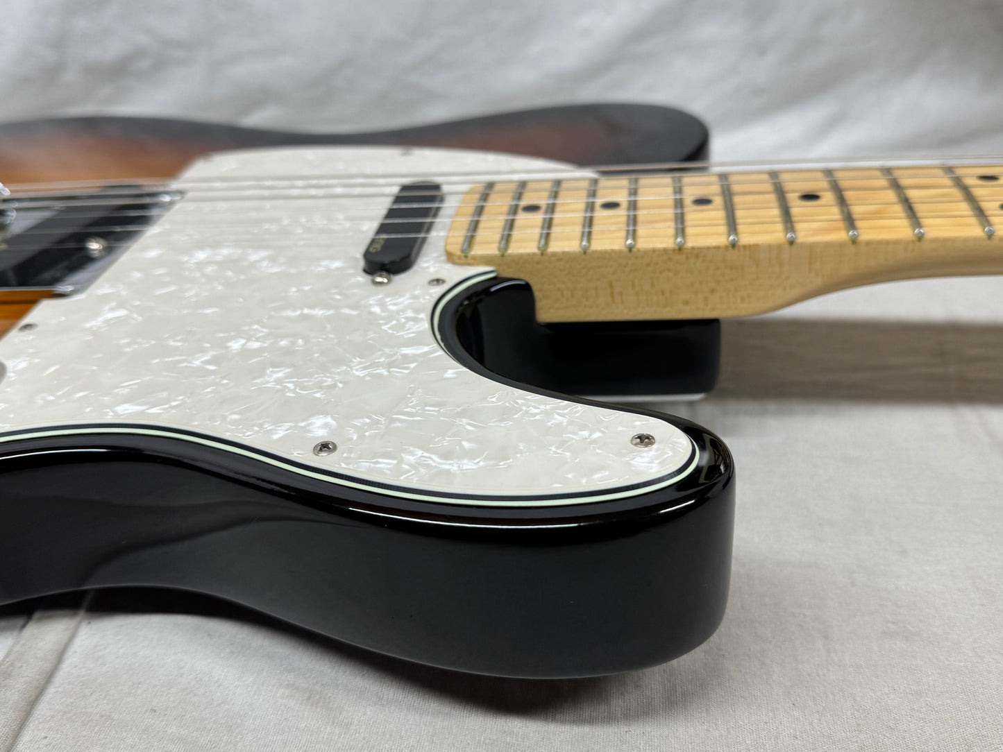 Fender American Professional Telecaster Guitar 2017 - 2-Color Sunburst / Maple neck