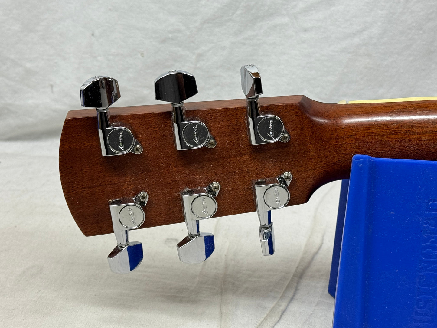 Larrivee 05 Select Series OMV-05 omv05 Single Cutaway Acoustic Guitar with Case -- *Split in Top / Cracks*