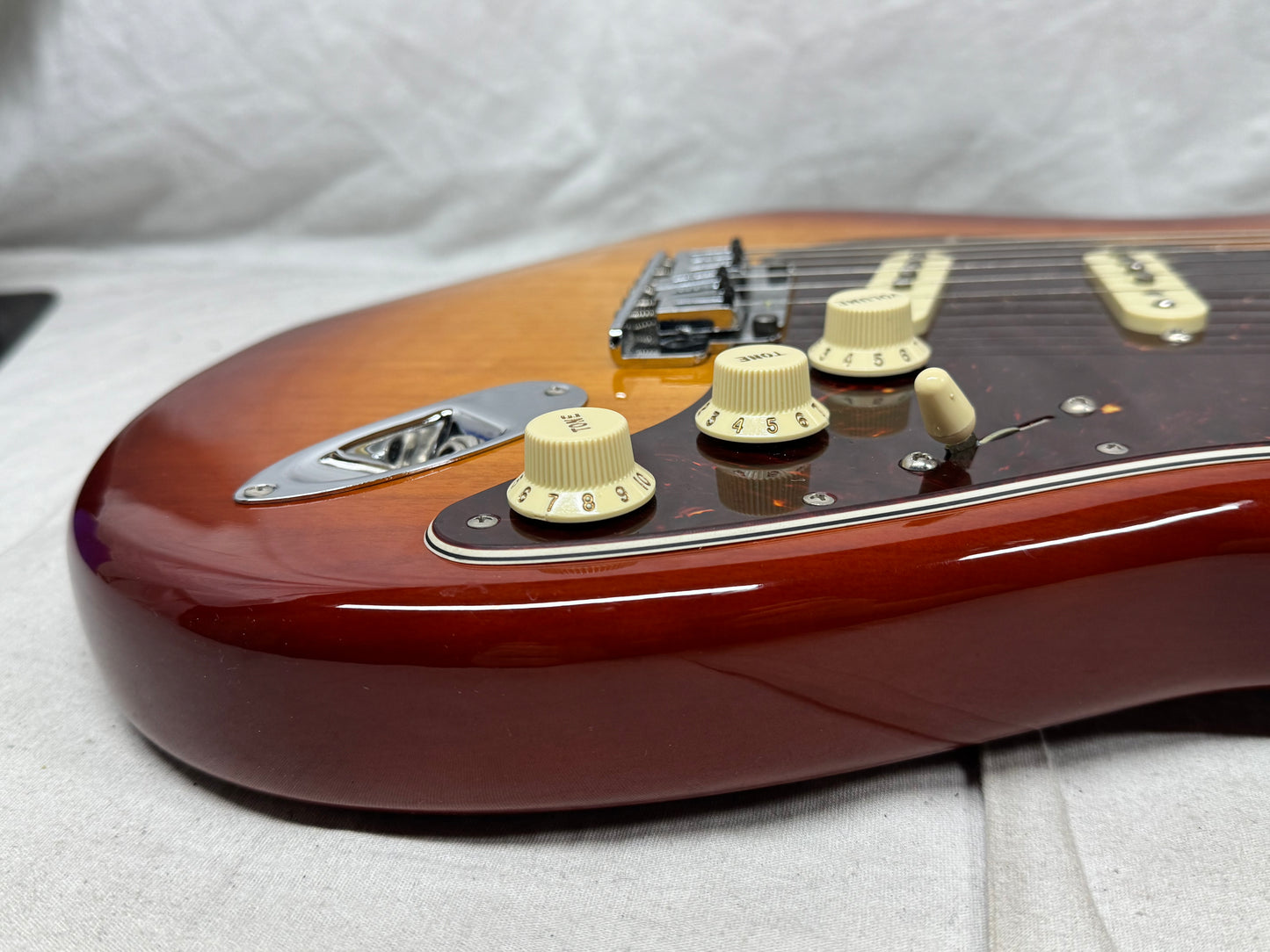 Fender American Stratocaster Guitar with Gator Case 2016 - Sienna Sunburst / Maple neck