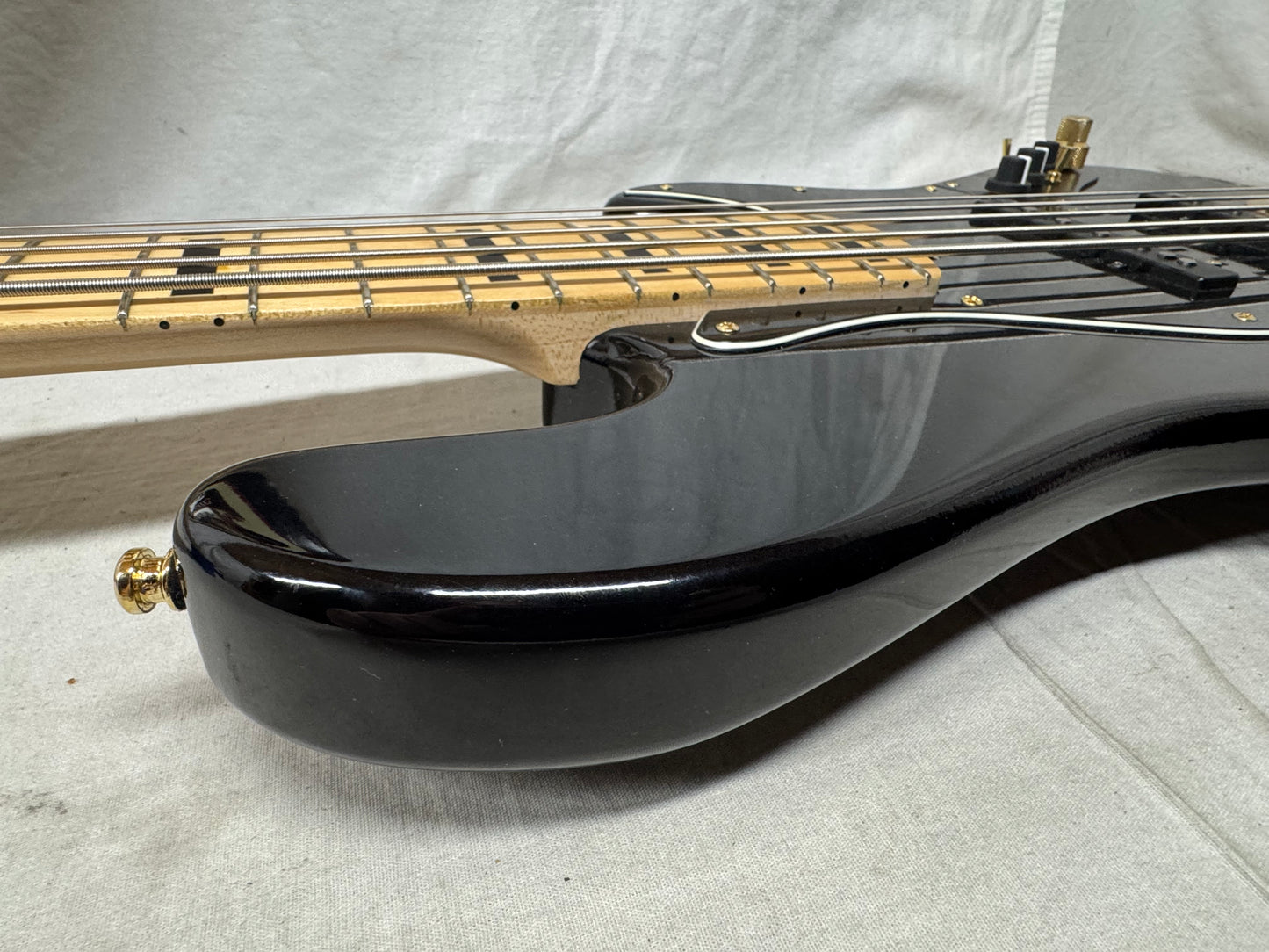 Lakland Skyline Series 5-string Bass - Upgraded Electronics - 2014 - Black / Maple neck