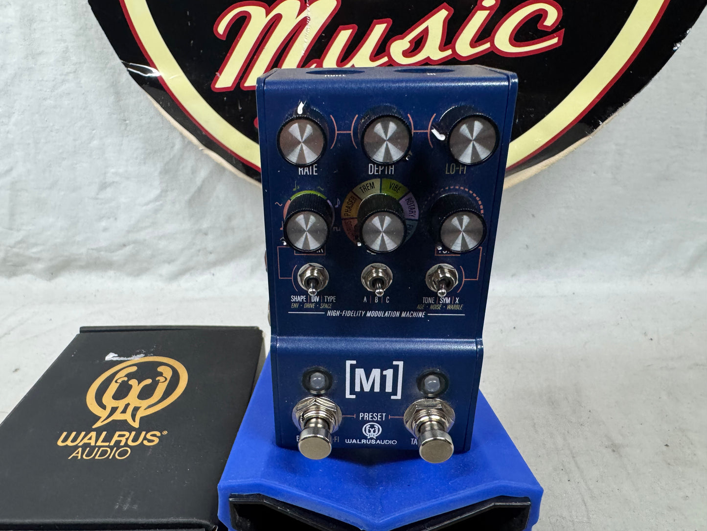 Walrus Audio Mako Series M1 Modulation Machine Multi-Effects Pedal with Box