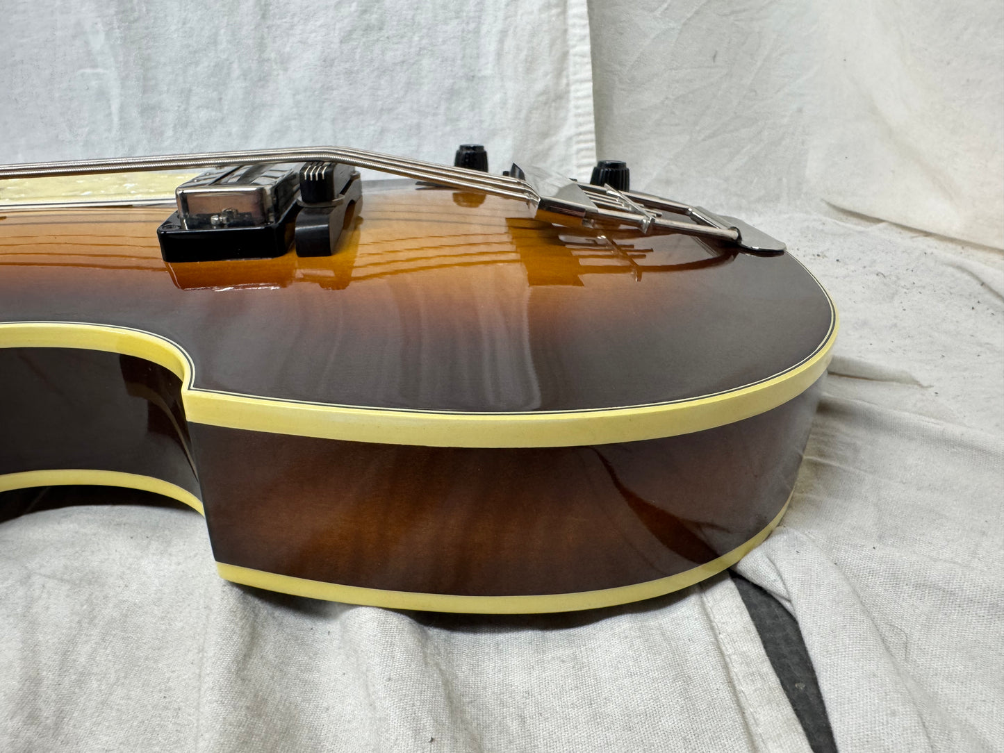 Hofner 500/1 Violin / Beatle 4-string Hollowbody Bass with Case
