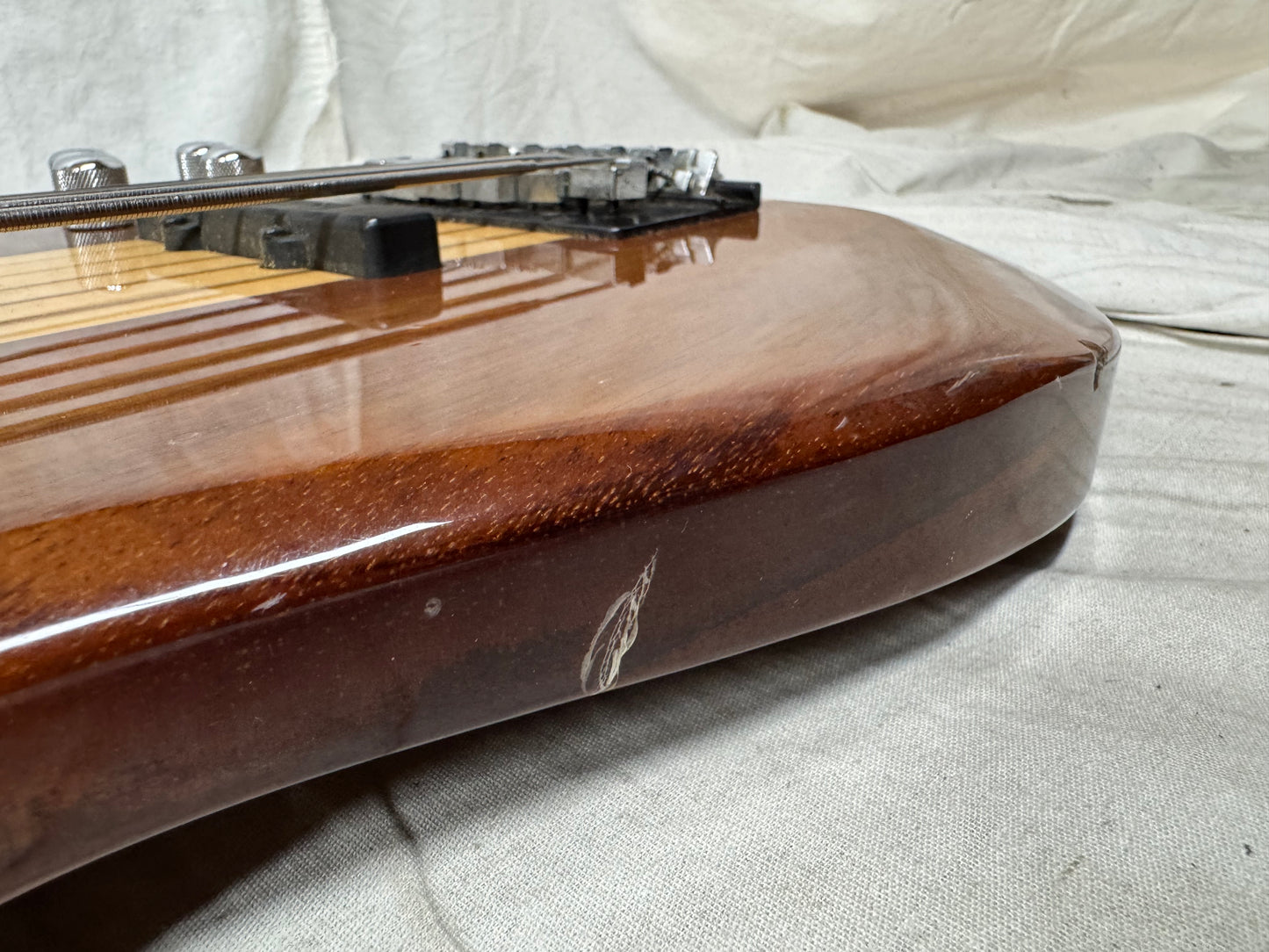 Carvin USA LB-76 lb76 Fretless 6-string Bass with Case