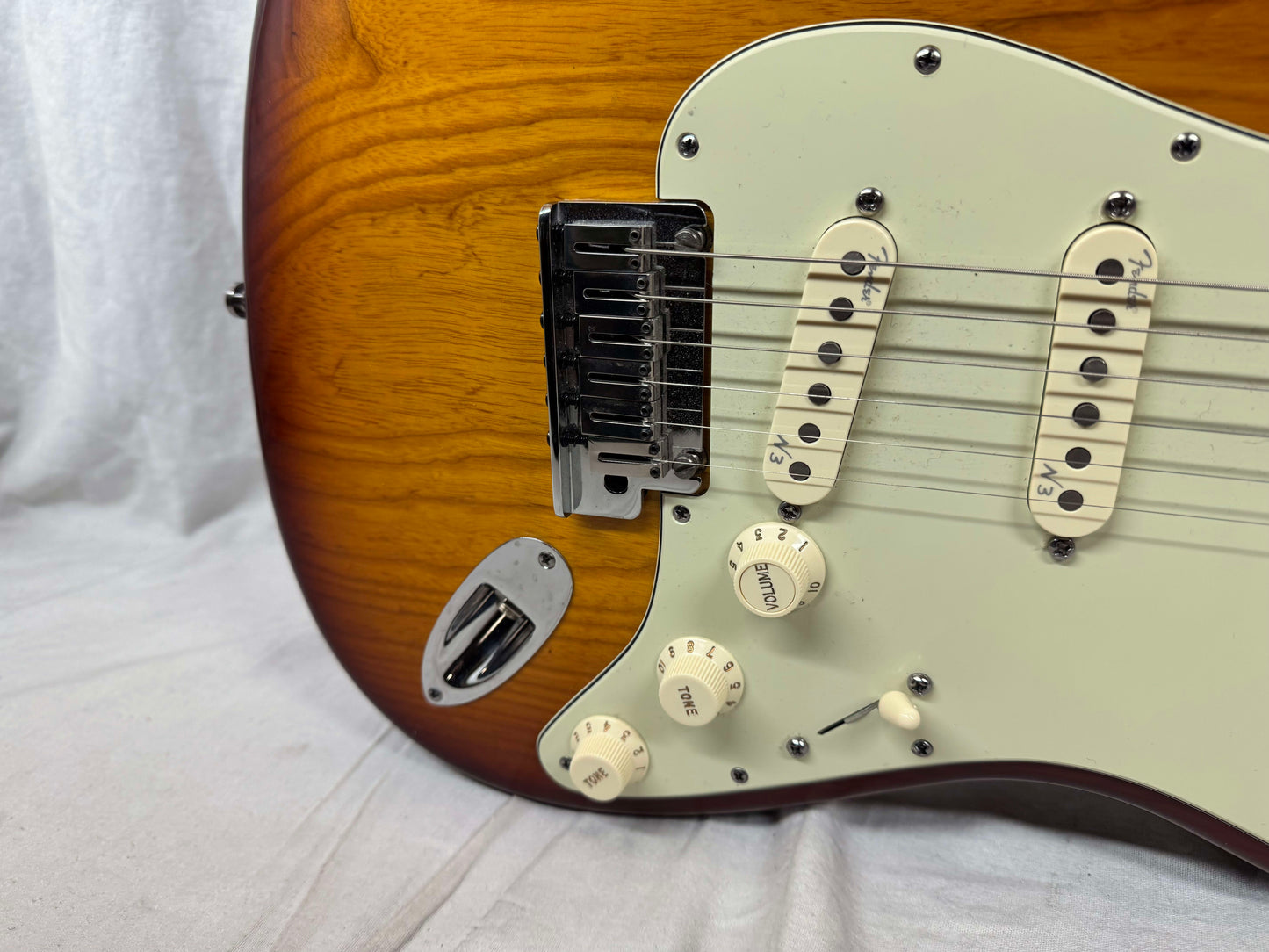 Fender American Deluxe Ash Stratocaster Guitar with Case 2010 - Tobacco Sunburst / Maple neck