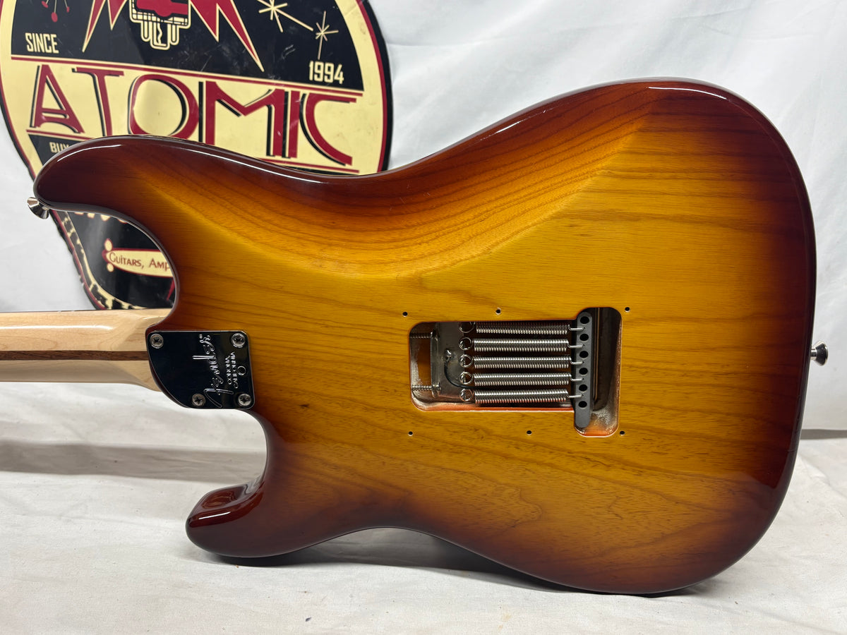 Fender American Deluxe Stratocaster with Maple Fretboard 2004 - 2010 - 3-Color Sunburst