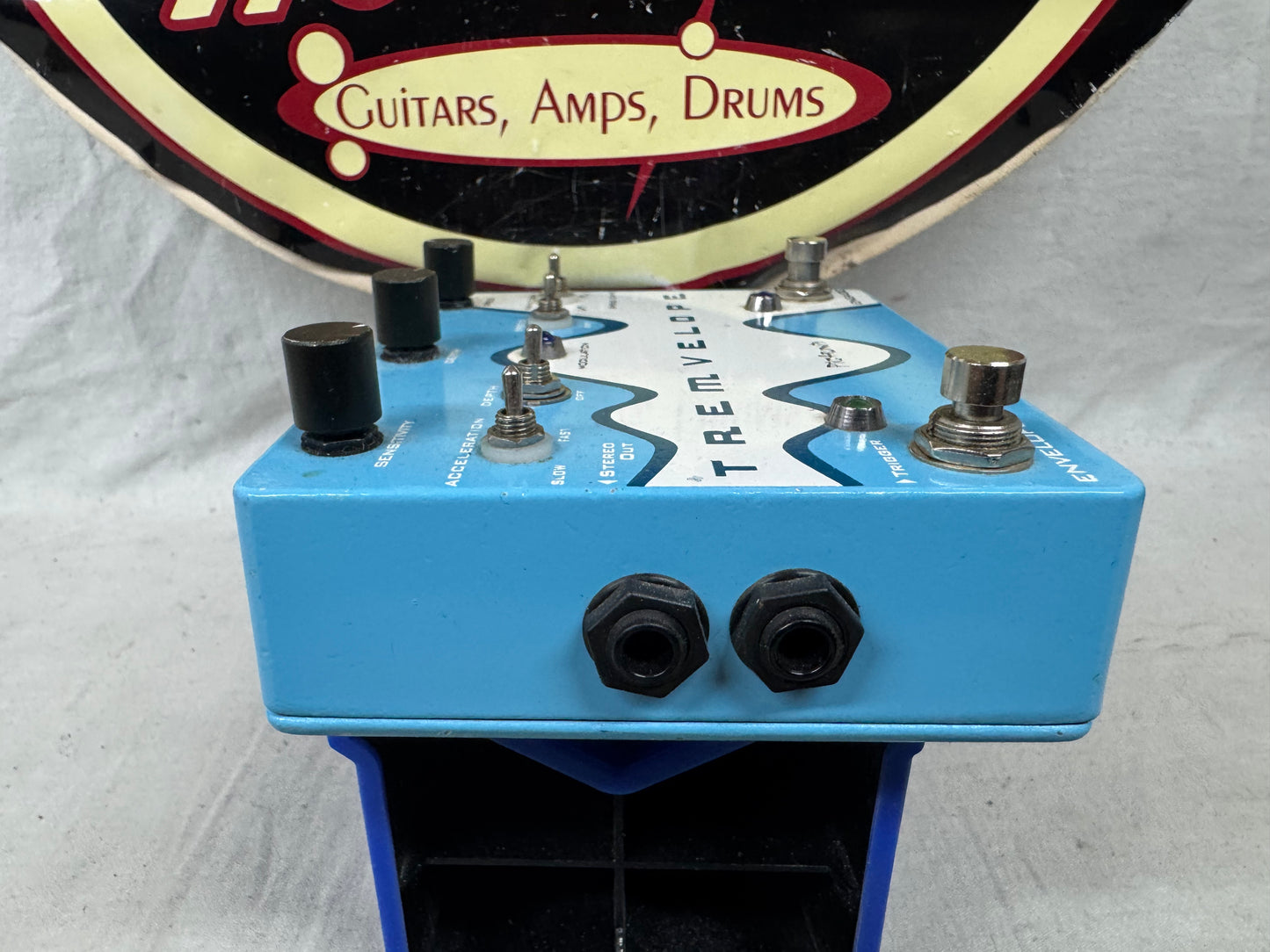 Pigtronix EMT Tremvelope Optical Stereo Tremolo Pedal