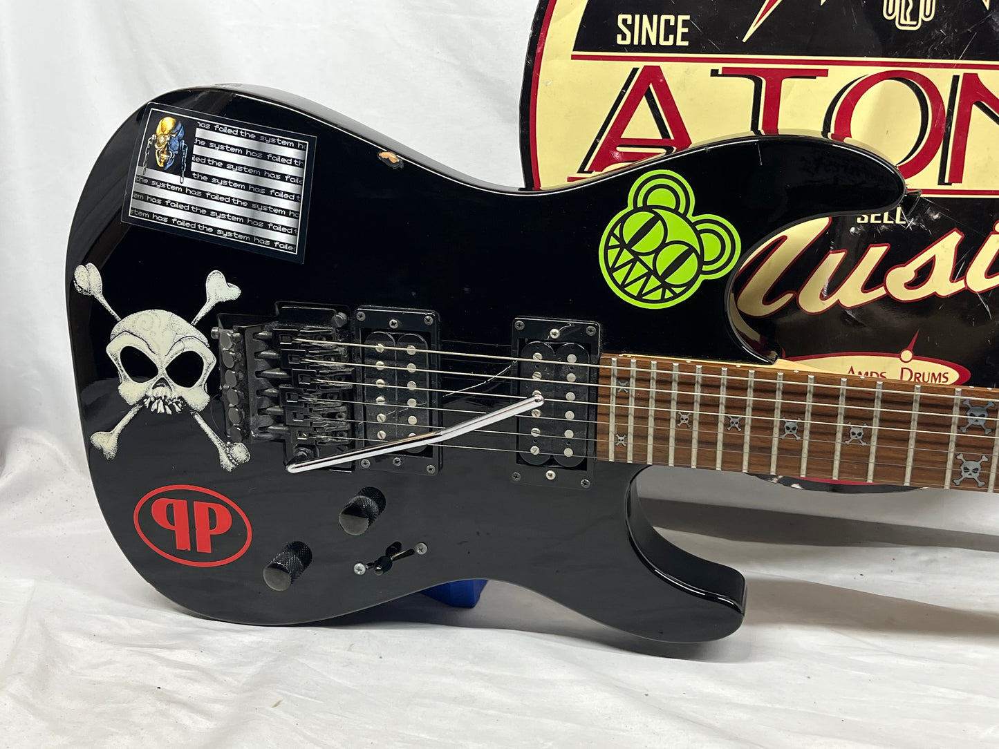Squier Showmaster Skull & Bones Electric Guitar