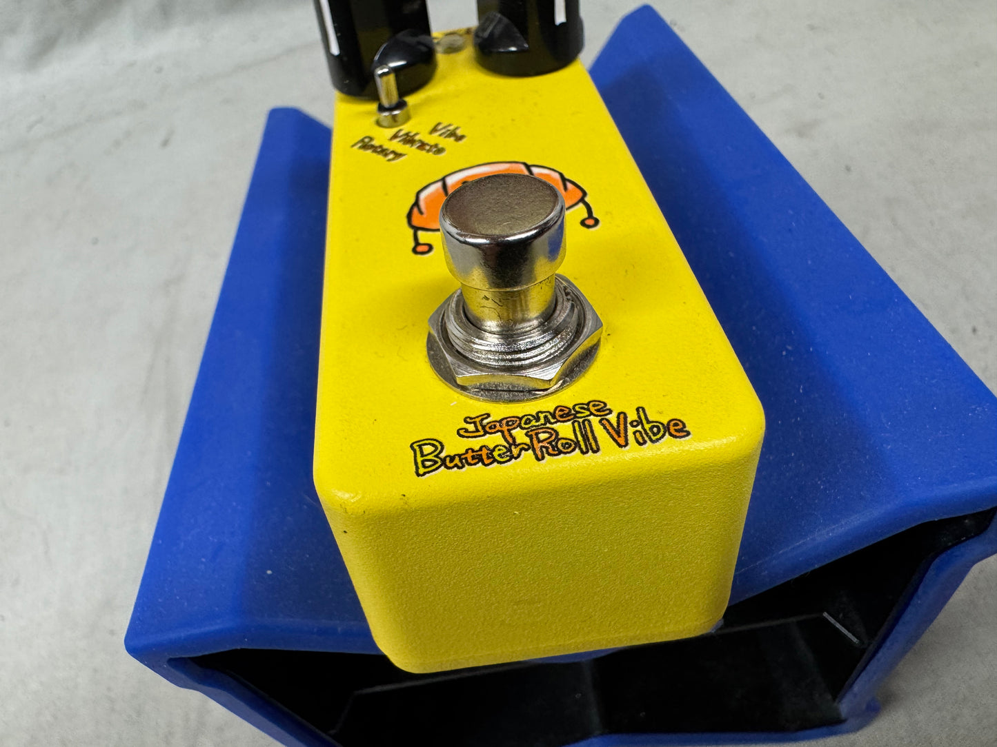 Effects Bakery Japanese Buttery Roll Vibe Vibrato Rotary Pedal