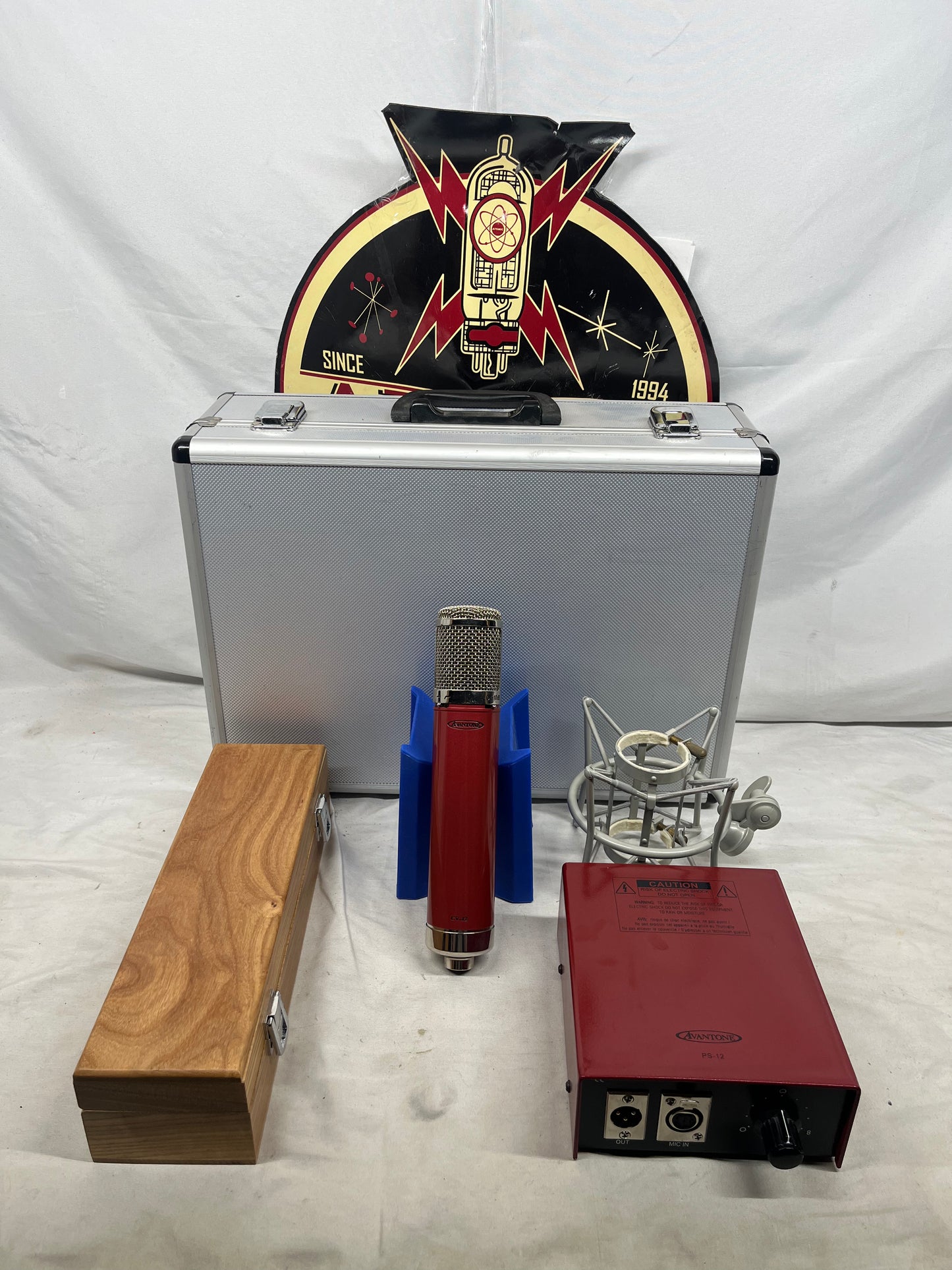 Avantone Pro CV-12 Large Diaphragm Multipattern Tube Condenser Microphone with Case and Shock Mount - *7-Pin Cable is not Included