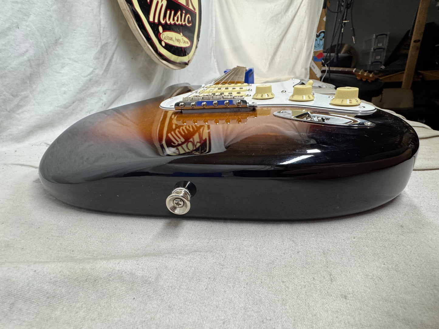 Fender Jimi Hendrix Stratocaster Guitar 2022 - 3-Color Sunburst / Maple neck