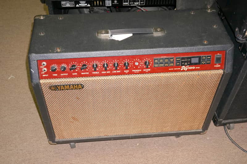 Yamaha DG100-212 Guitar 212 2x12 Combo Amplifier