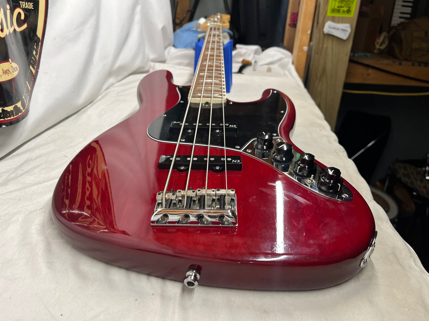 Fender American Deluxe 4-String Electric Jazz Bass 2011 - Wine Transparent