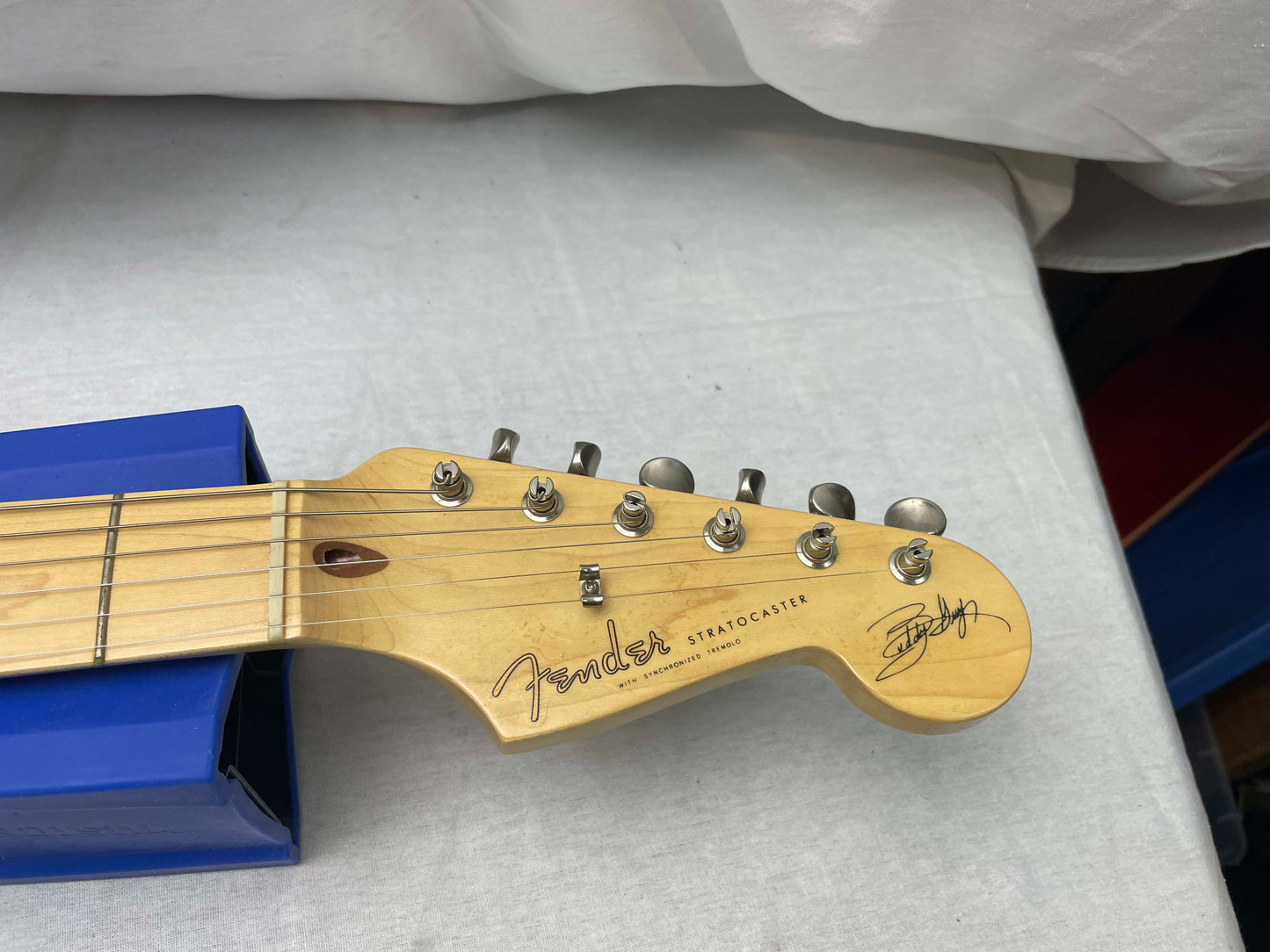 Fender Buddy Guy Stratocaster Guitar with Case 1999 - 2-Color Sunburst / Maple fingerboard