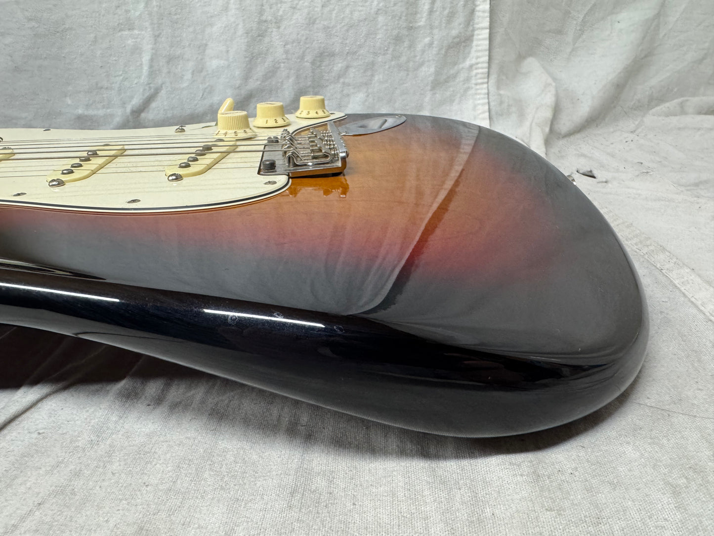 Fender Limited Edition American Standard Stratocaster Guitar with Rosewood Neck + Case 2016 - 3-Color Sunburst / Rosewood fingerboard