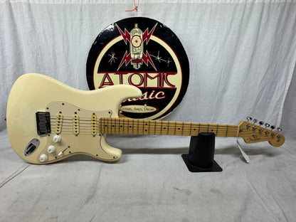 Fender American Standard Stratocaster Guitar with Case 2005 - Olympic White / Maple neck