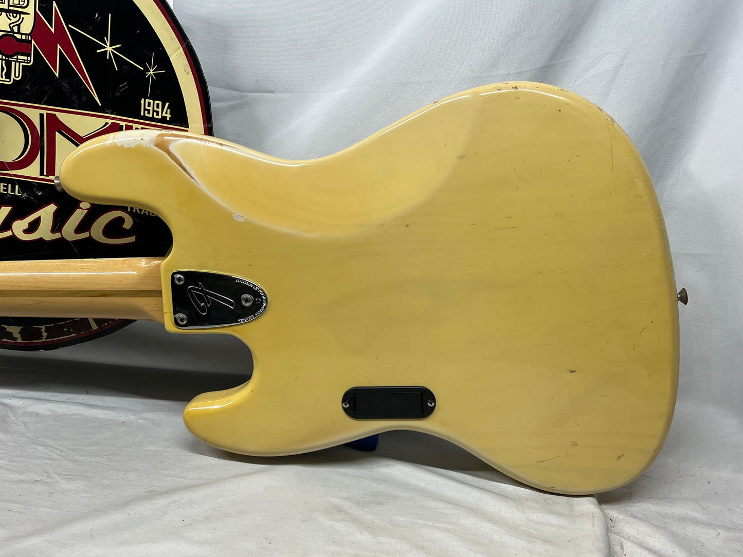 Fender American 4-String Electric Jazz Bass 1977 with Hard Case - Split in Fretboard only at the first fret *see photos*