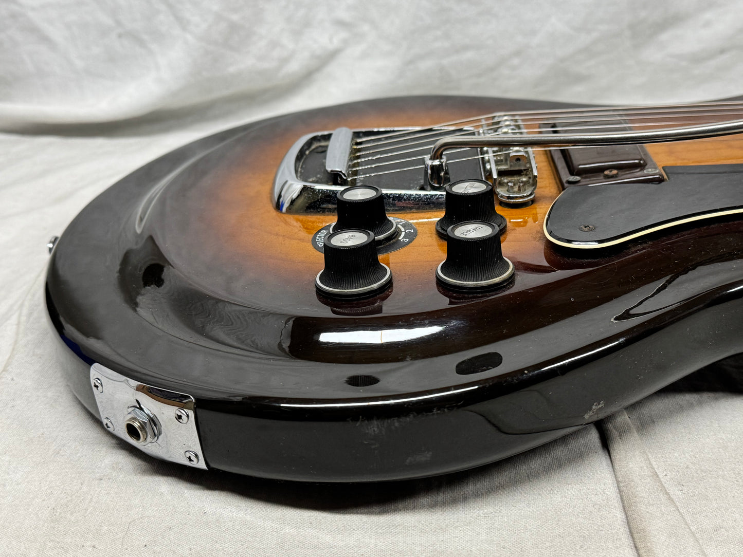 Yamaha SG-60T sg60t Guitar with Chipboard Case