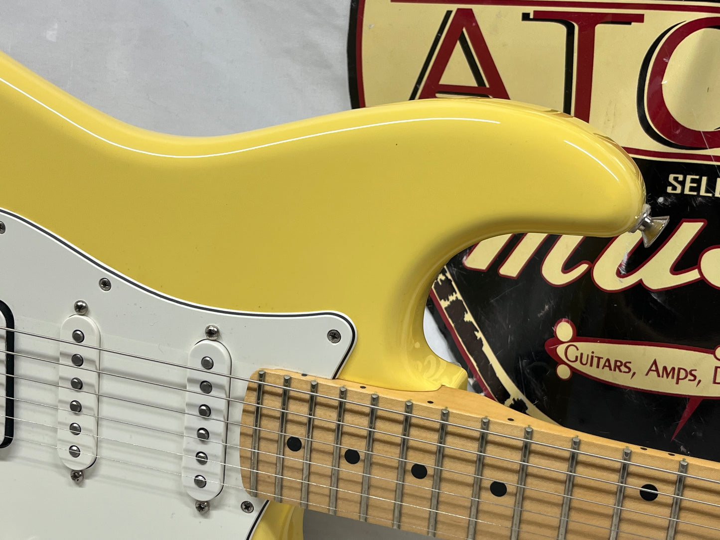 Fender Player Stratocaster Strat HSS Electric Guitar MIM - Made in Mexico - Buttercream