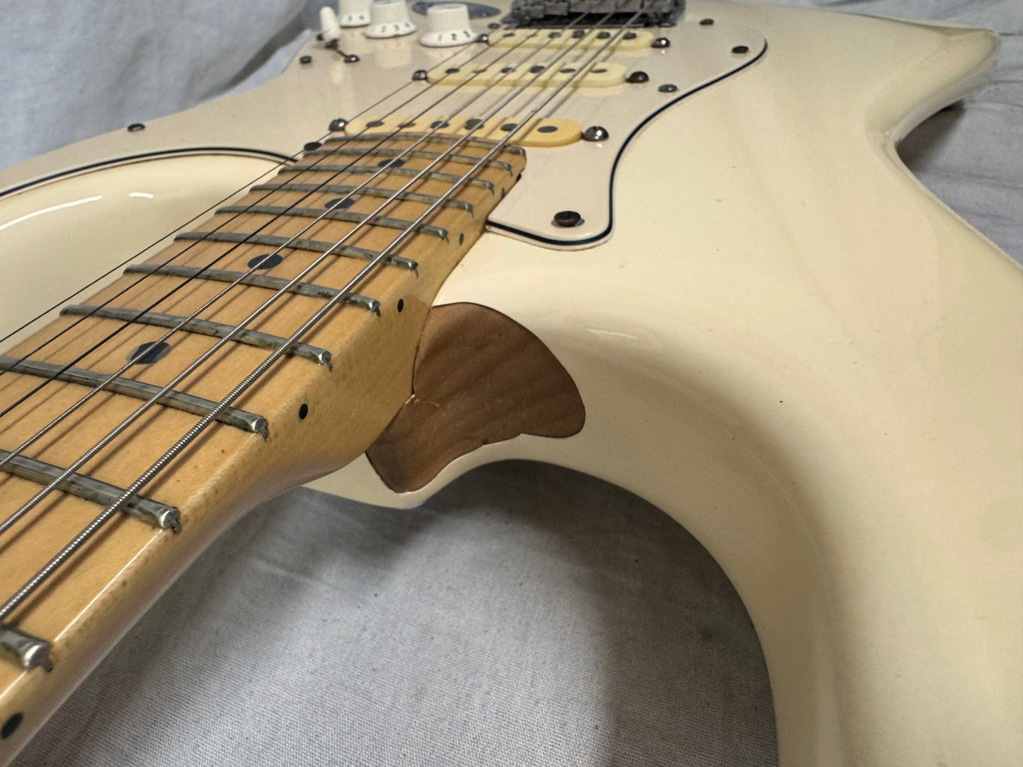 Fender American Standard Stratocaster Guitar with Case 2005 - Olympic White / Maple neck
