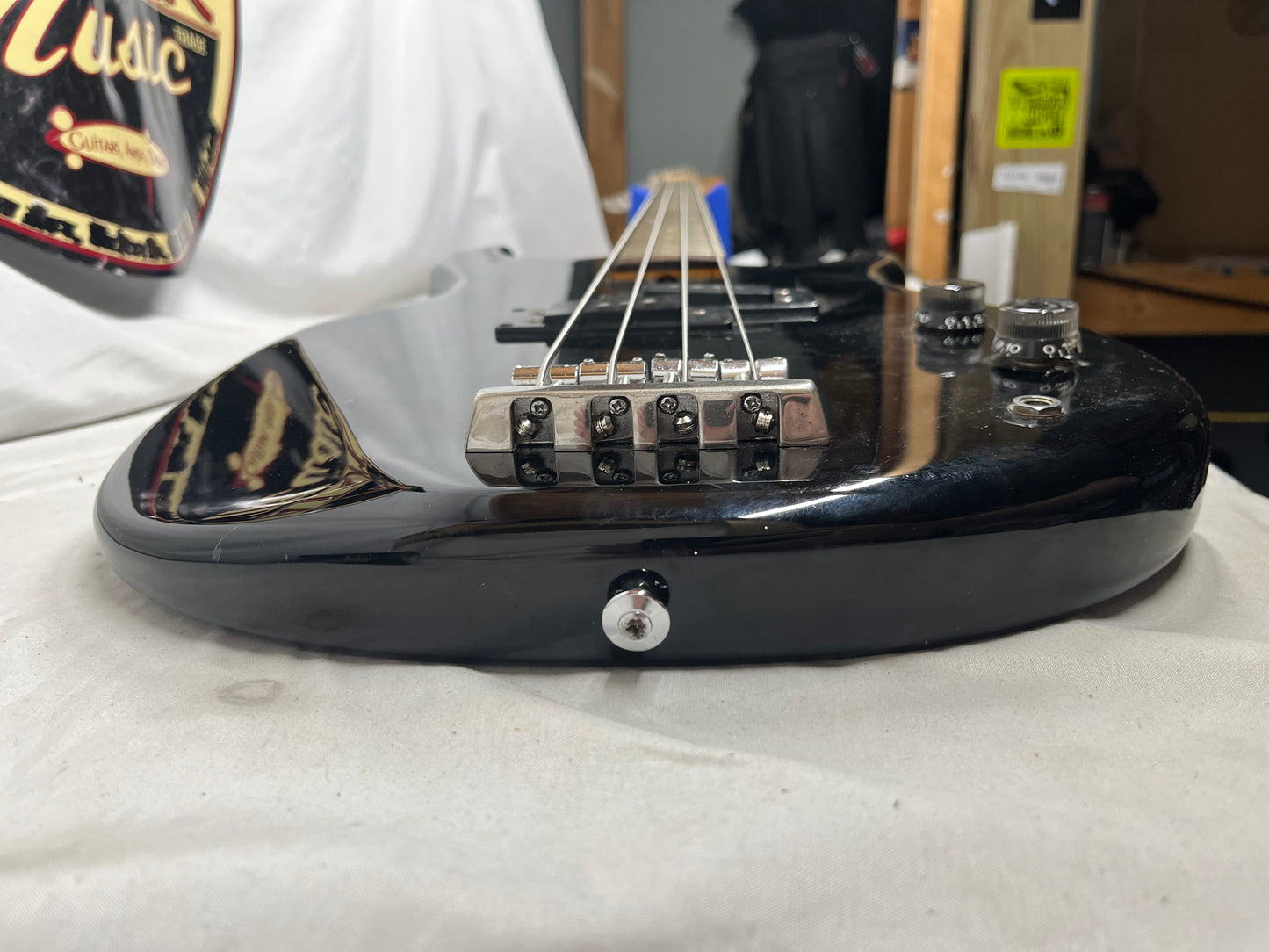Yamaha Broad Bass VI 4-String Doublecut Electric Bass