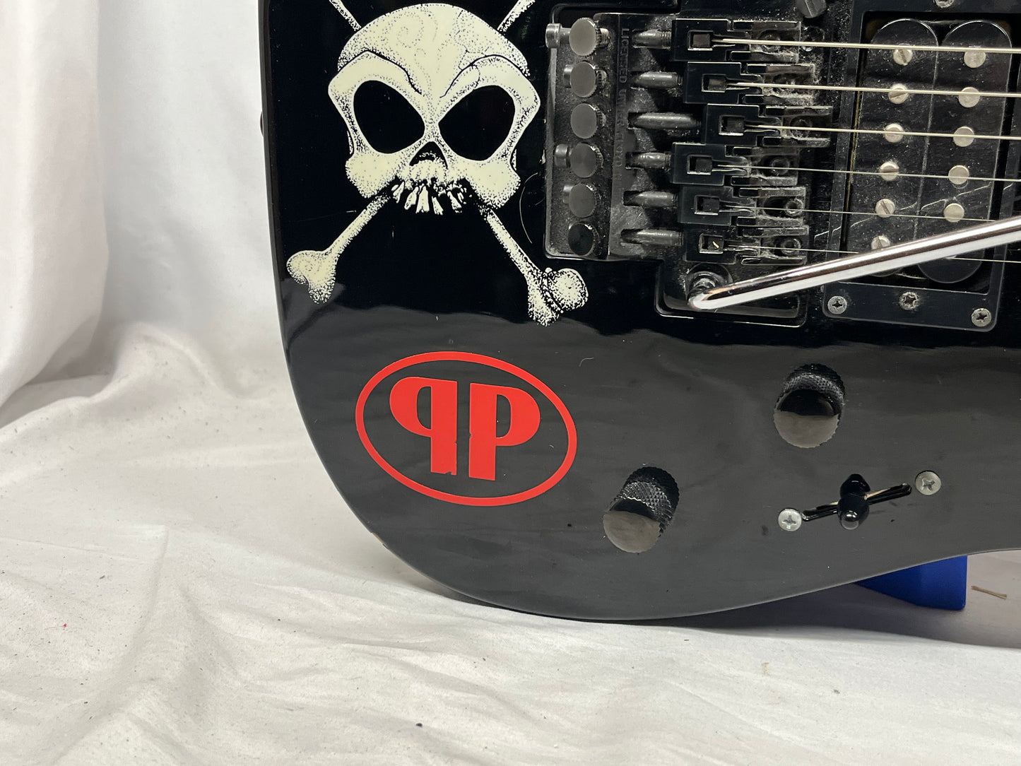 Squier Showmaster Skull & Bones Electric Guitar