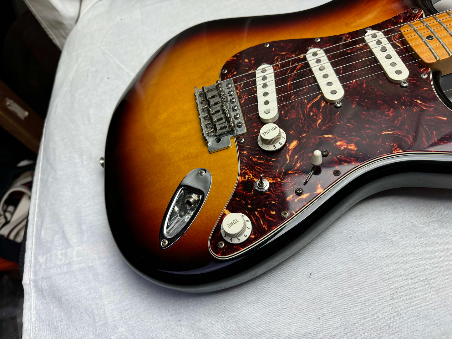 Fender Deluxe Roadhouse Stratocaster Guitar 2008 - Brown Sunburst / Maple neck