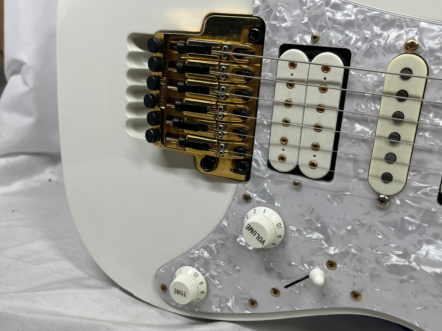Ibanez JEM7V Prestige Steve Vai Signature HSH Electric Guitar with Hard Case - White