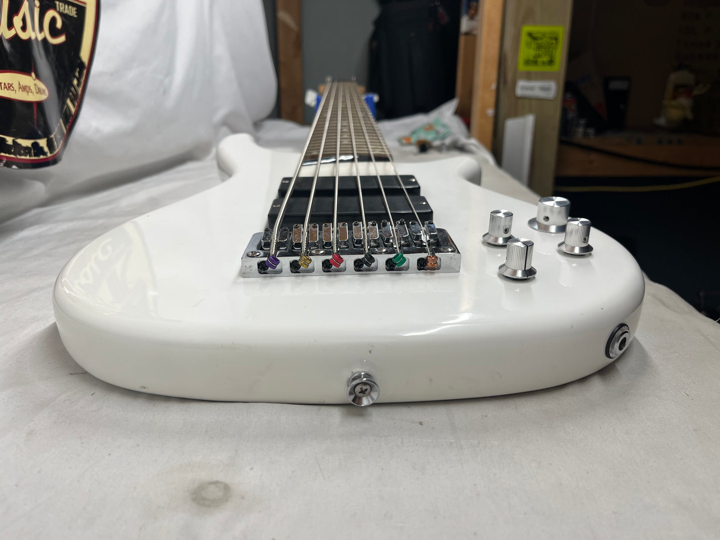 Douglas 6-String Doublecut HH Electric bass