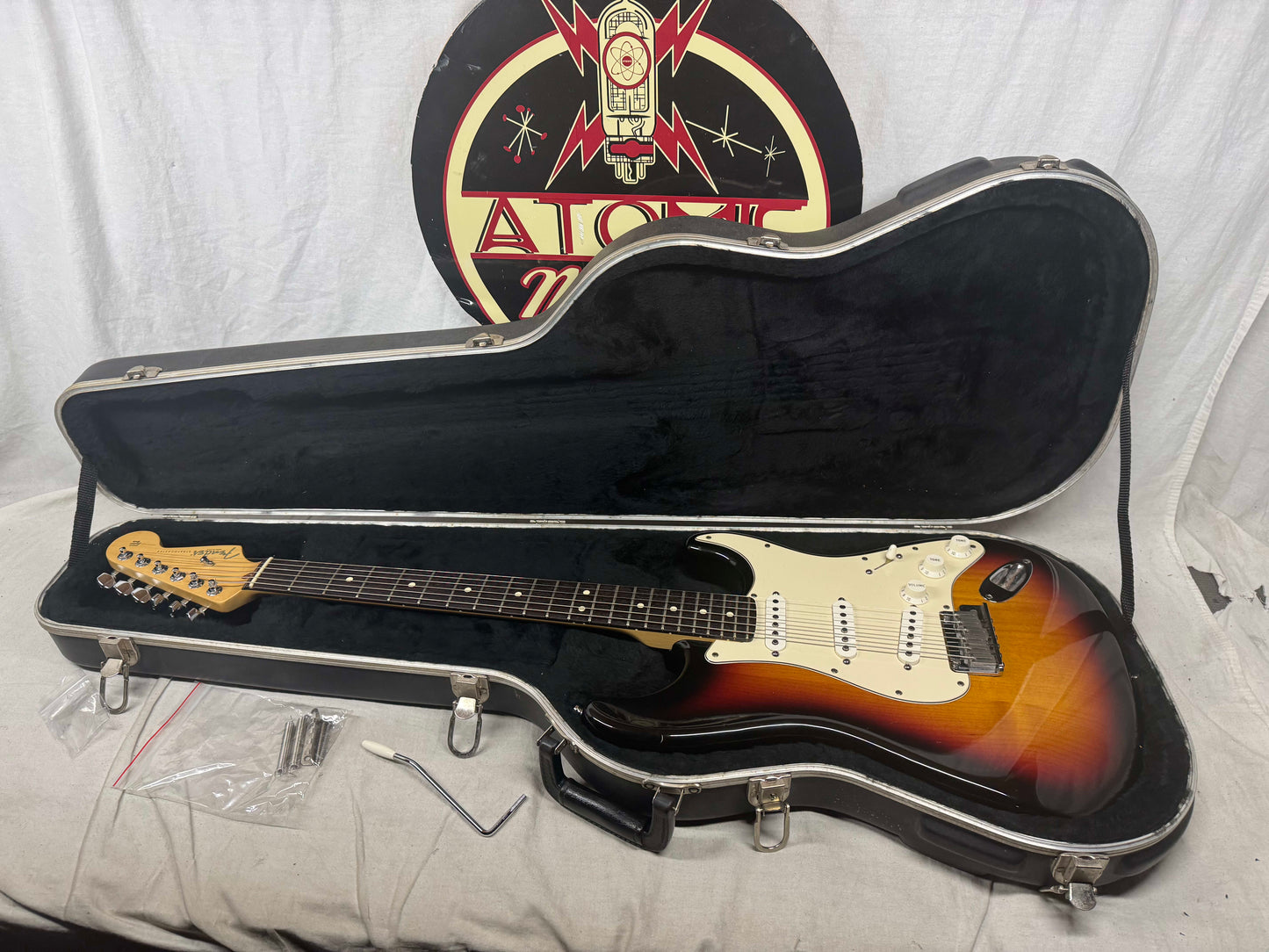 Fender American Stratocaster Guitar with Case 2000 - 3-Color Sunburst / Rosewood fingerboard