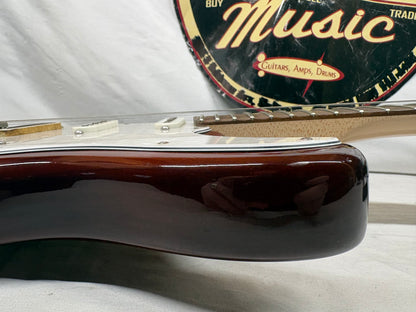 Fender American Deluxe Stratocaster with Maple Fretboard 2004 - 2010 - 3-Color Sunburst