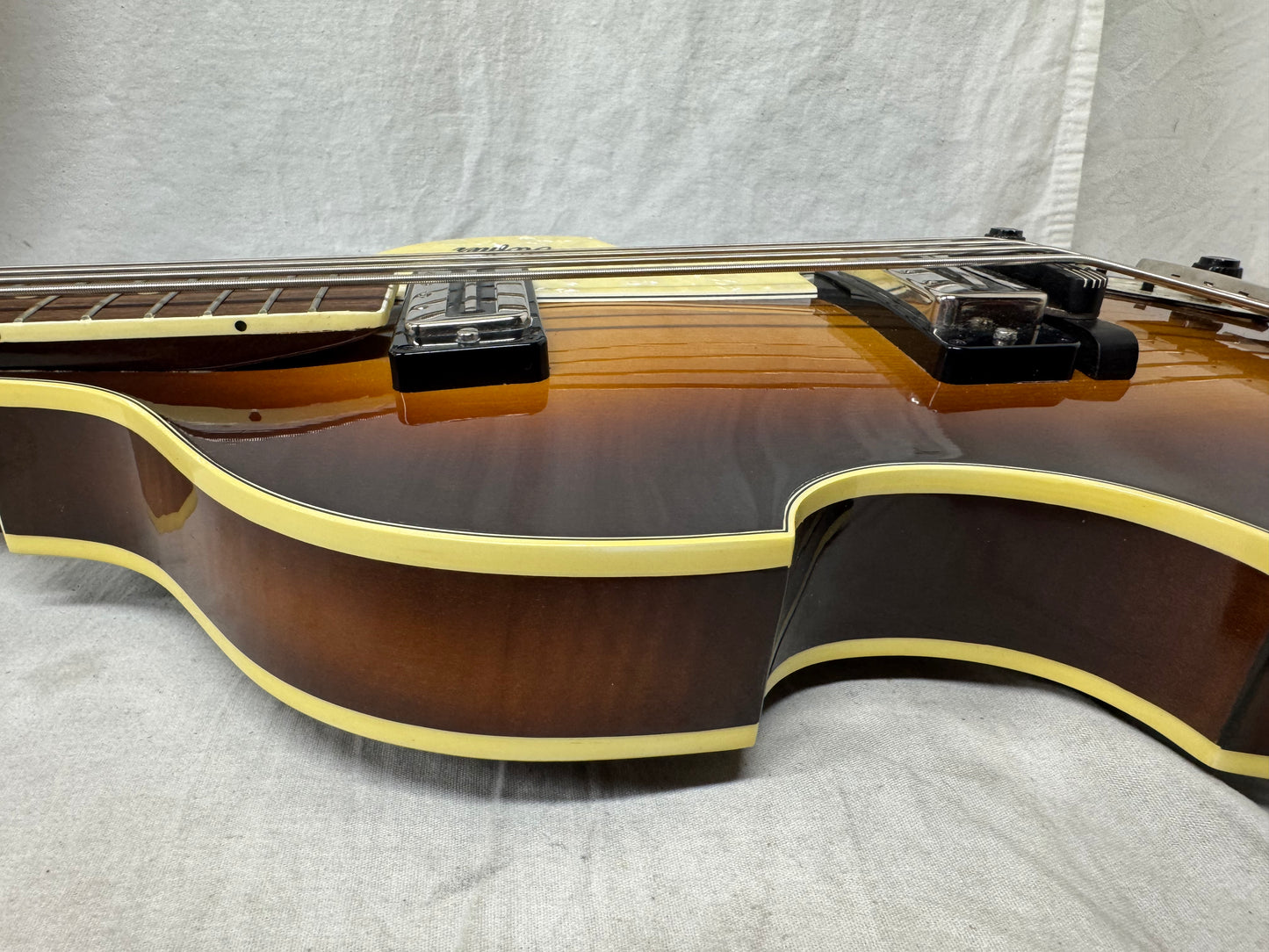 Hofner 500/1 Violin / Beatle 4-string Hollowbody Bass with Case