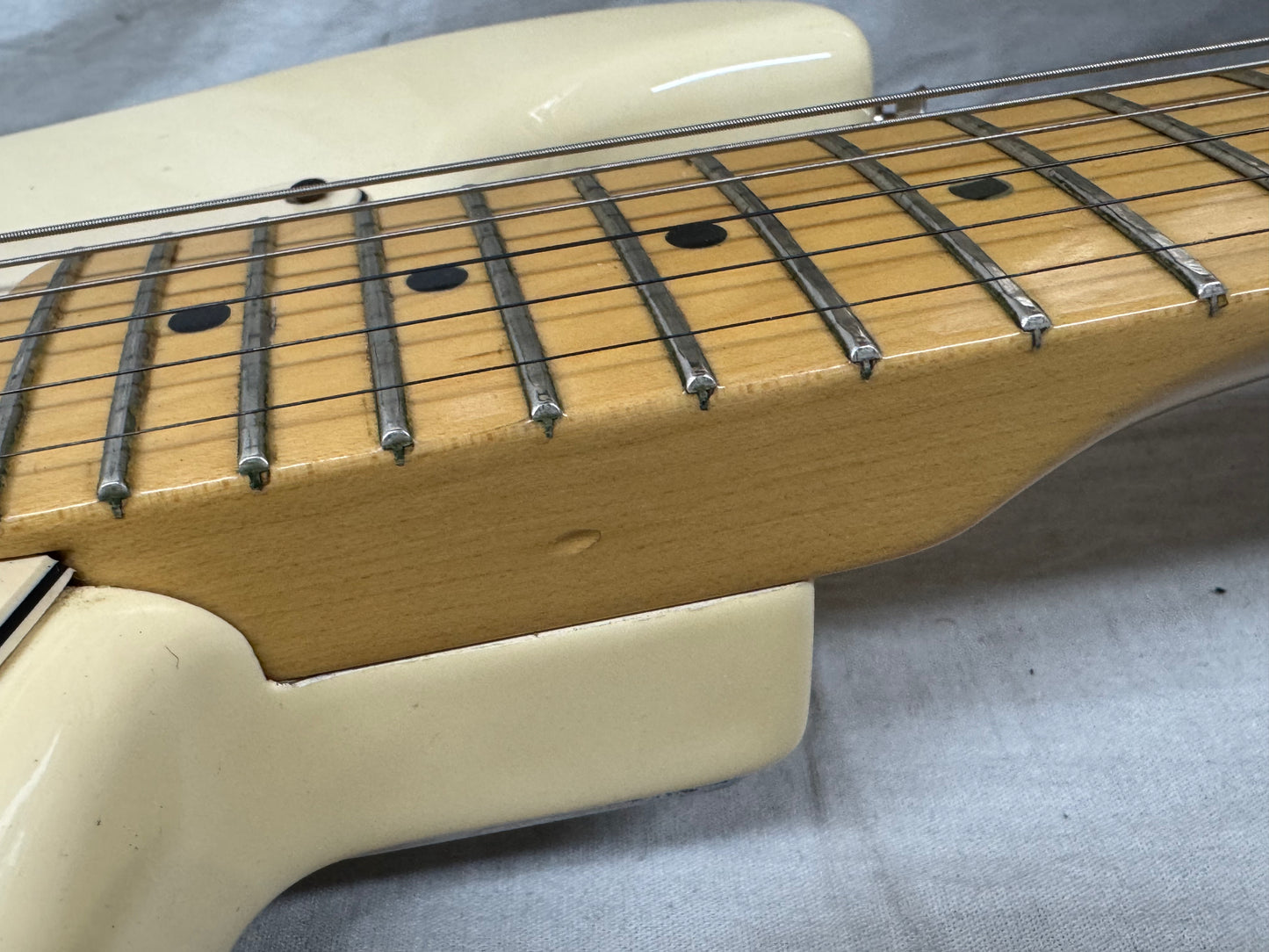 Fender American Standard Stratocaster Guitar with Case 2005 - Olympic White / Maple neck