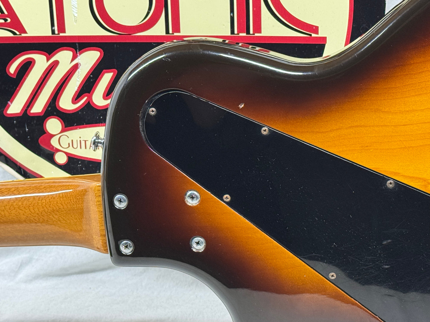 Yamaha SG-60T sg60t Guitar with Chipboard Case