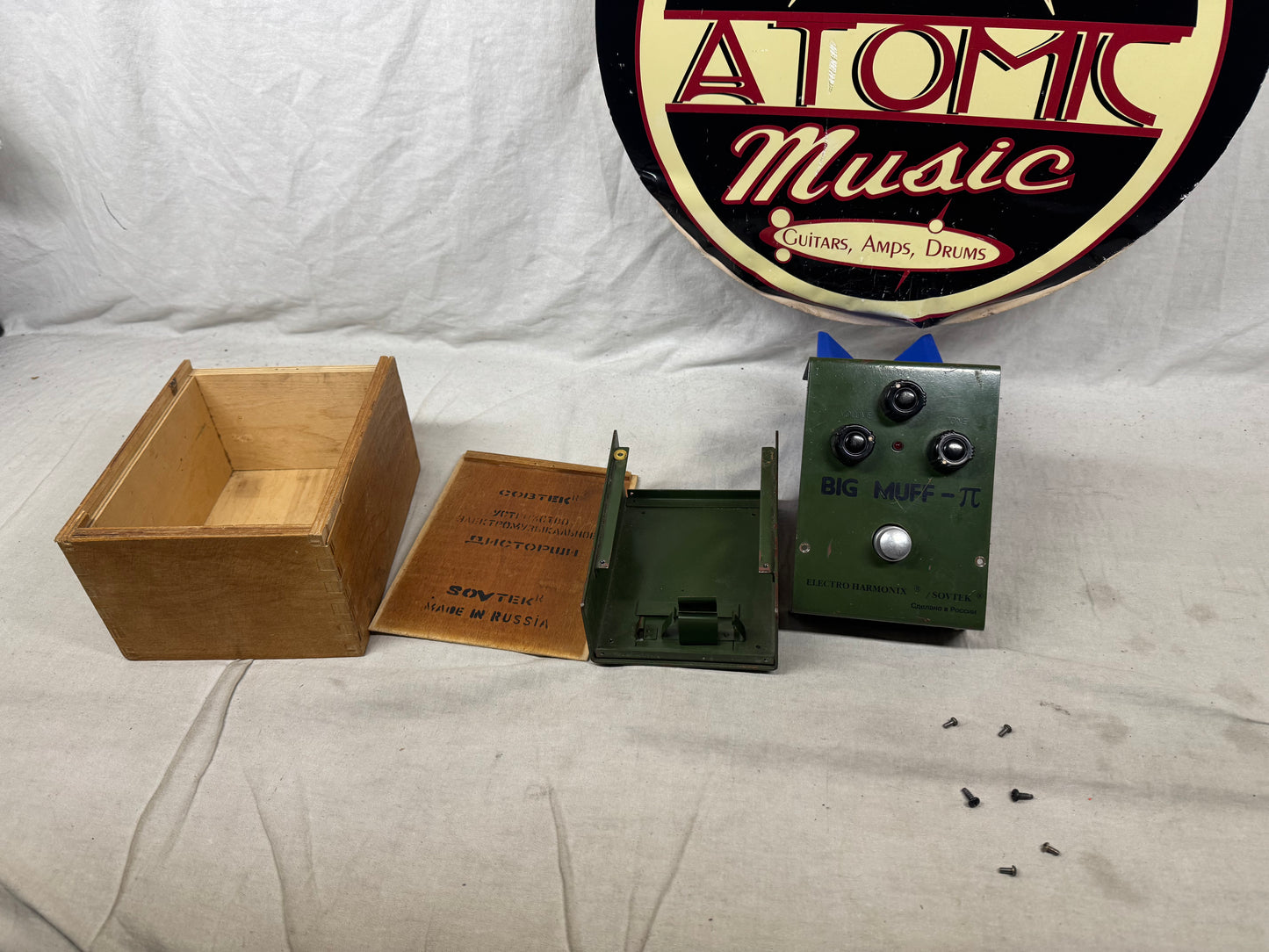 Electro-Harmonix x Sovtek " Green Russian " Big Muff π Pi version 7C 3rd Edition Distortion Fuzz Pedal with Original Wood Box - BM-1-01.00.001 ~2000 - Bubble Font / 6-Screw Chassis