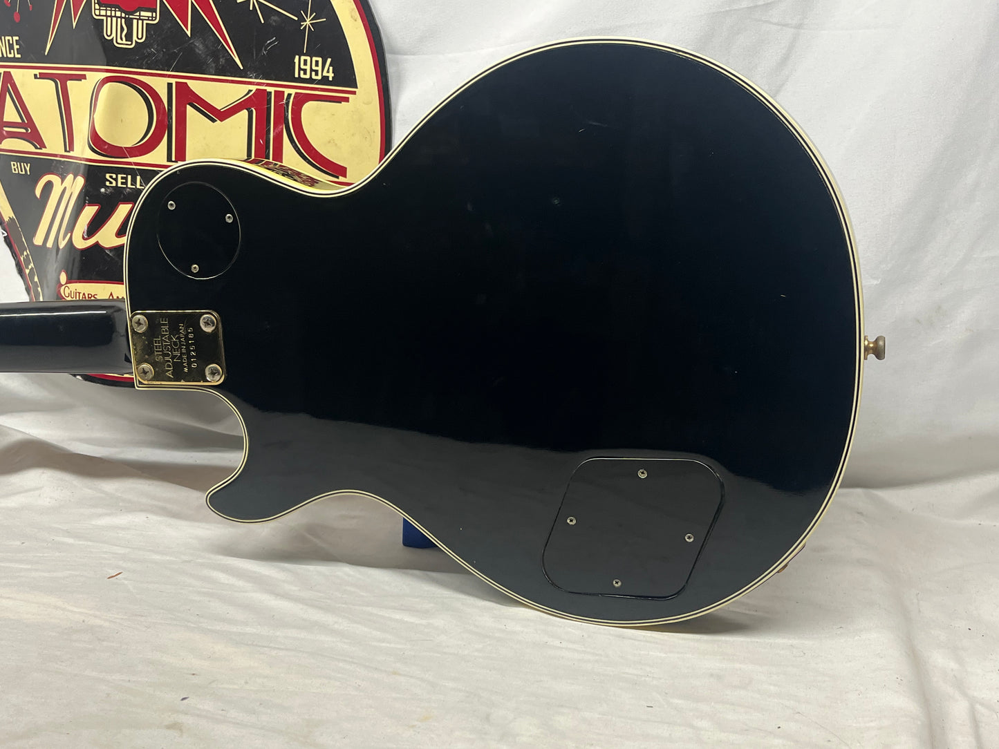 Univox Singlecut LP-Style Electric Guitar with Case
