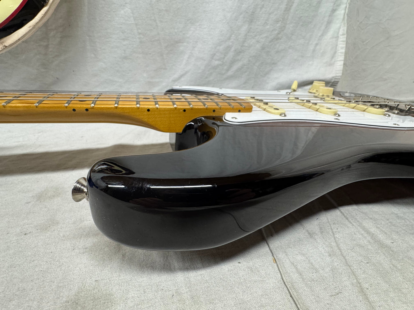 Fender Jimi Hendrix Stratocaster Guitar 2022 - 3-Color Sunburst / Maple neck