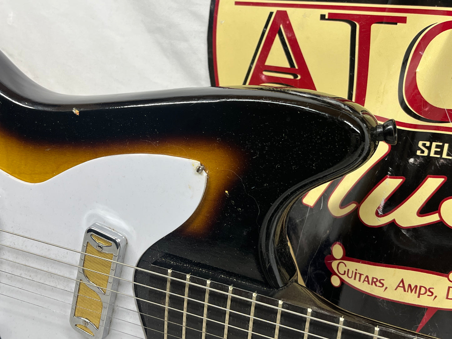Harmony H15 Bobkat Vintage Electric Guitar with Chipboard Case