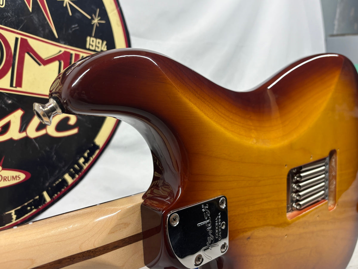 Fender American Deluxe Stratocaster with Maple Fretboard 2004 - 2010 - 3-Color Sunburst