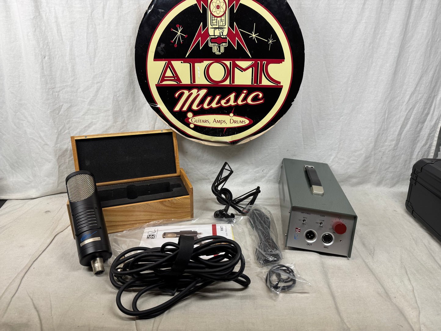 sE Electronics SNT Condenser Microphone with Power Supply + Mount + Case