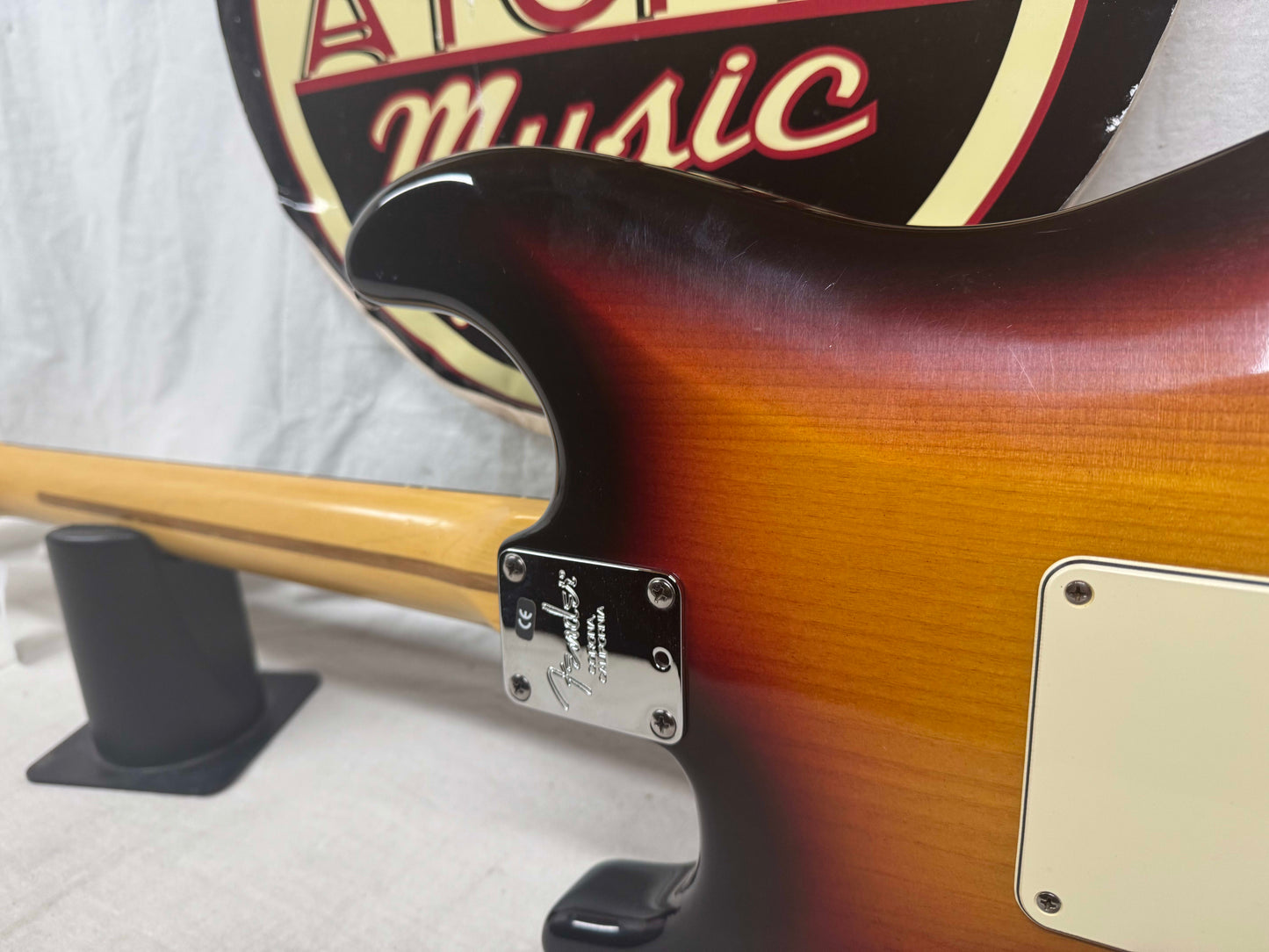 Fender American Stratocaster Guitar with Case 2000 - 3-Color Sunburst / Rosewood fingerboard