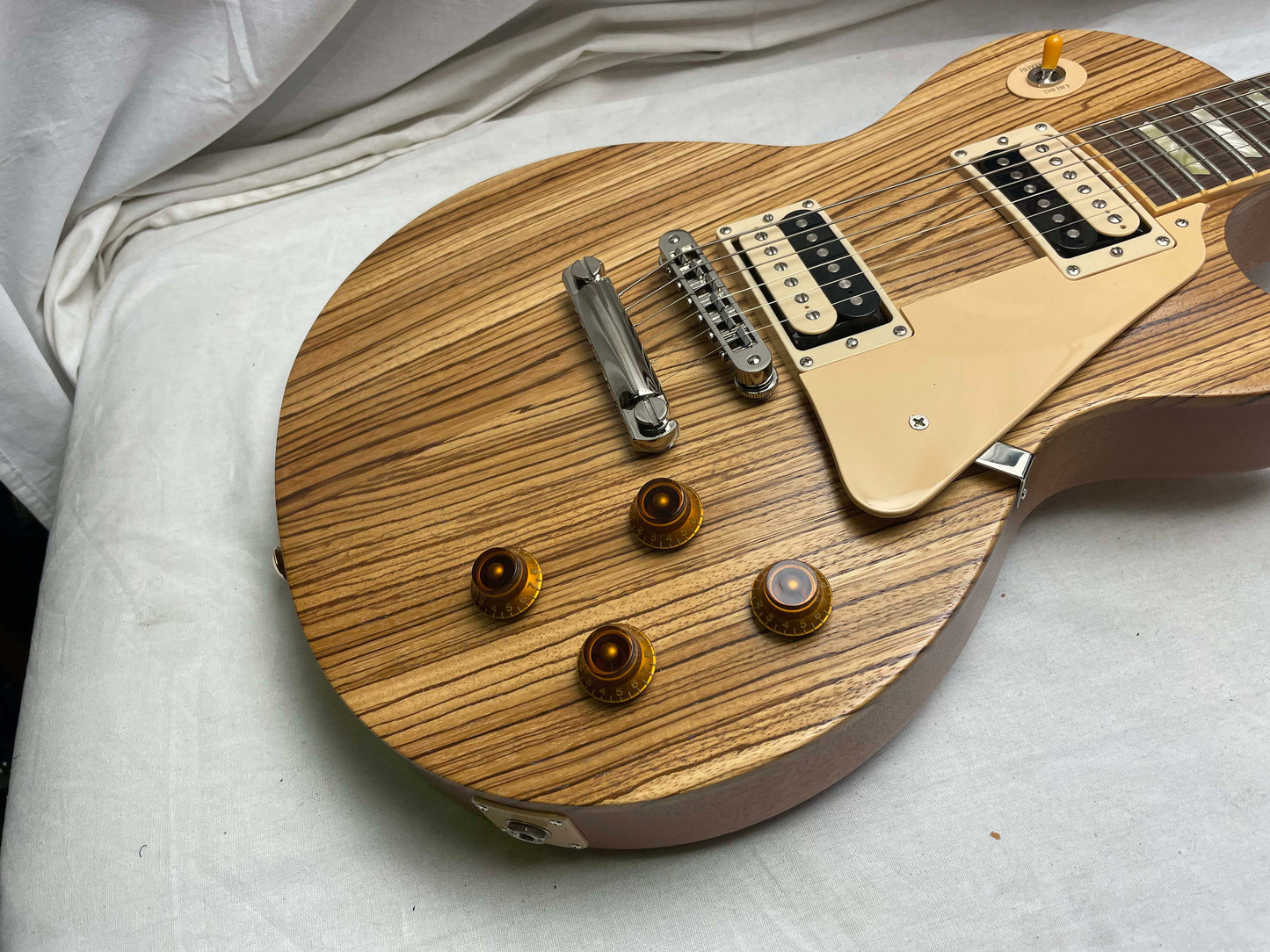 Gibson 2007 GotW Guitar Of The Week #19 Les Paul Classic Guitar Zebrawood with Case - Classic Antique