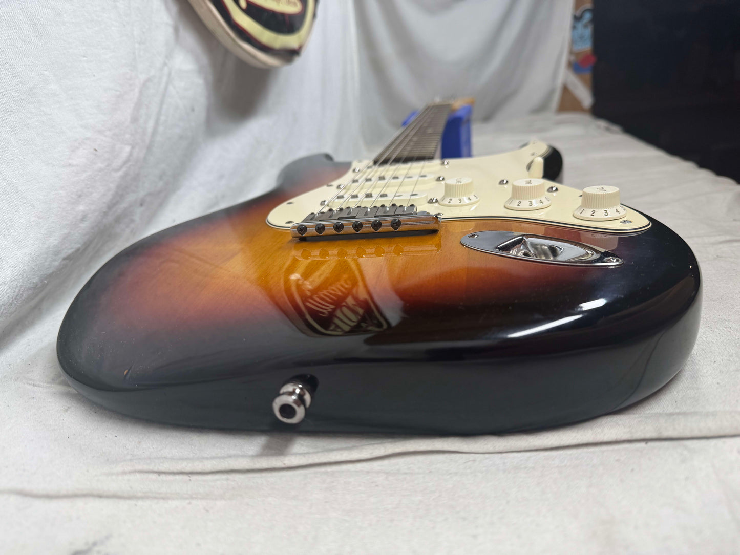 Fender American Stratocaster Guitar with Case 2000 - 3-Color Sunburst / Rosewood fingerboard