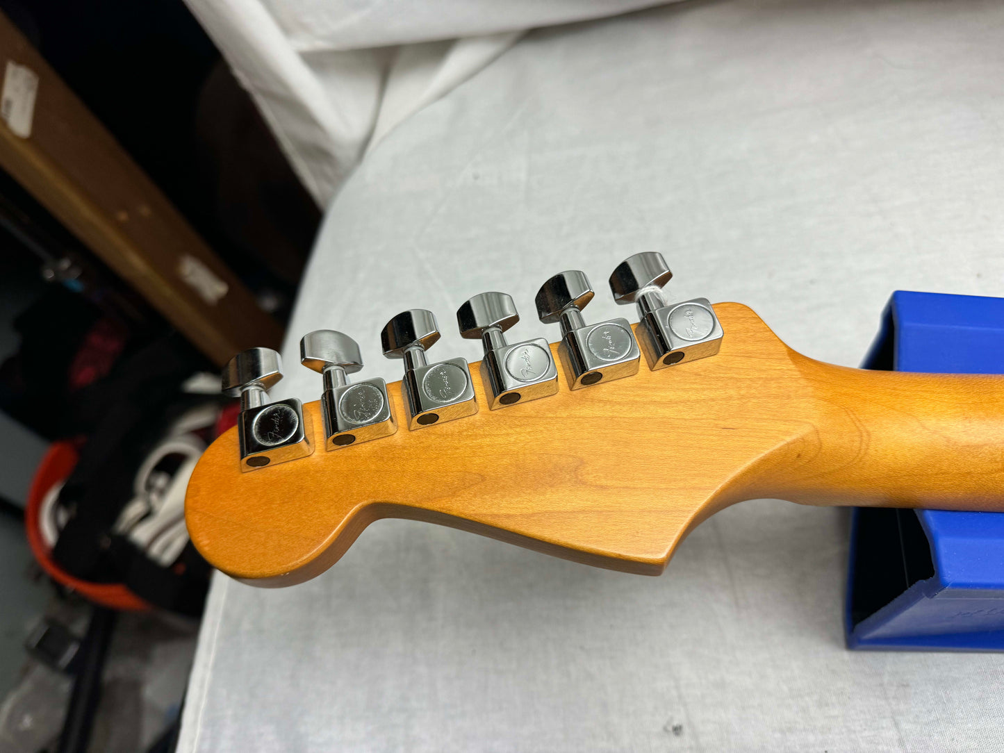 Fender Deluxe Roadhouse Stratocaster Guitar 2008 - Brown Sunburst / Maple neck