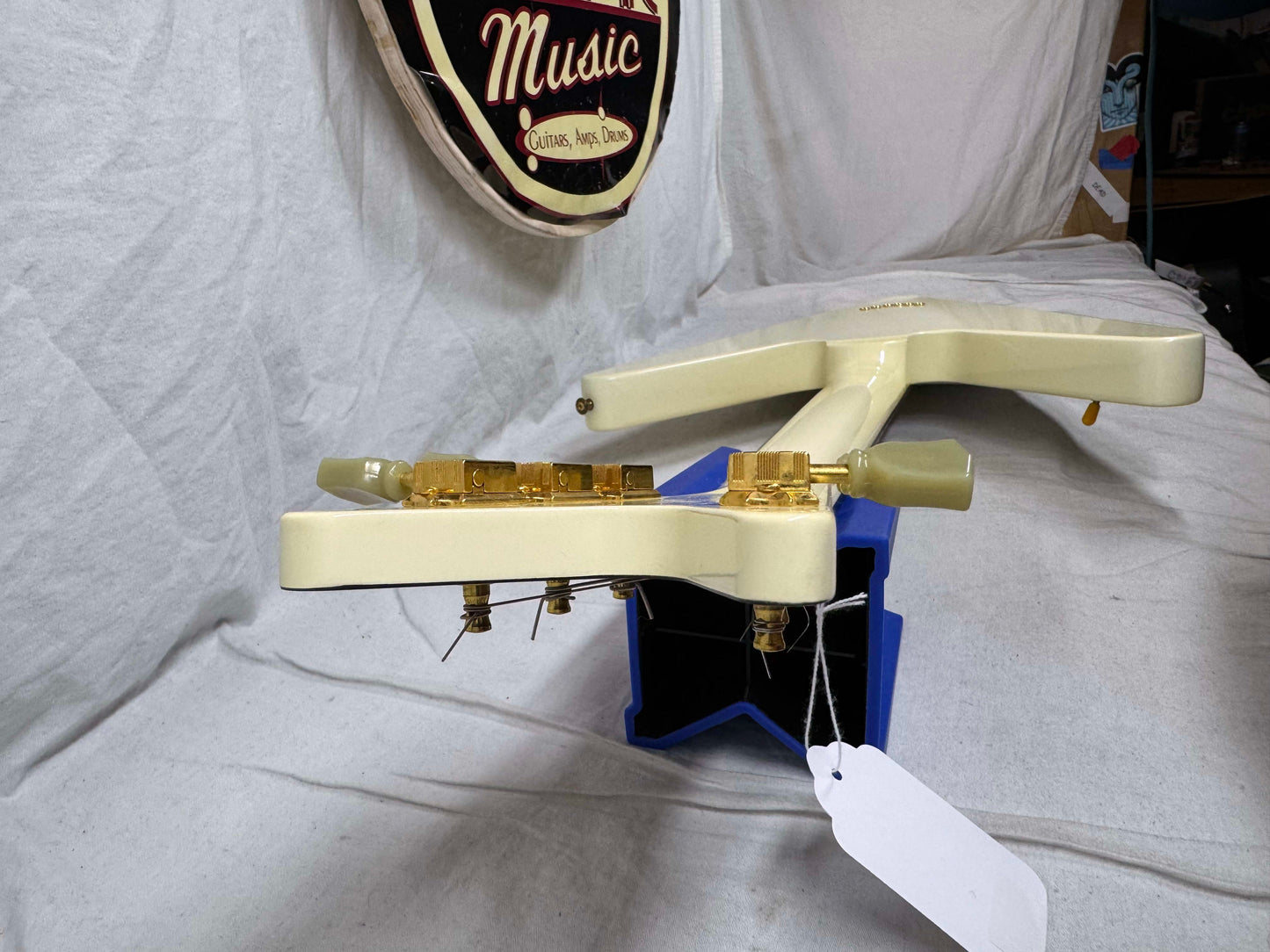 Gibson DSRVCWGH1 Limited Edition Reverse Flying V Guitar with Case 2007 - Alpine White