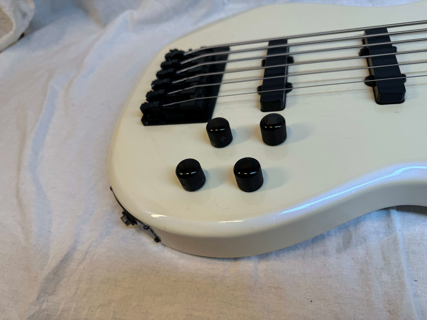 Carvin LB76 LB-76 6-string Bass with Case - s/n 43381 - Pearloid White