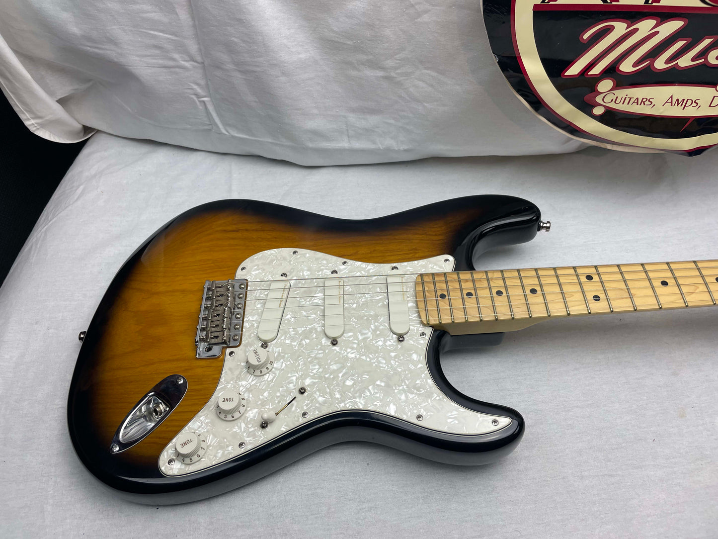 Fender Buddy Guy Stratocaster Guitar with Case 1999 - 2-Color Sunburst / Maple fingerboard