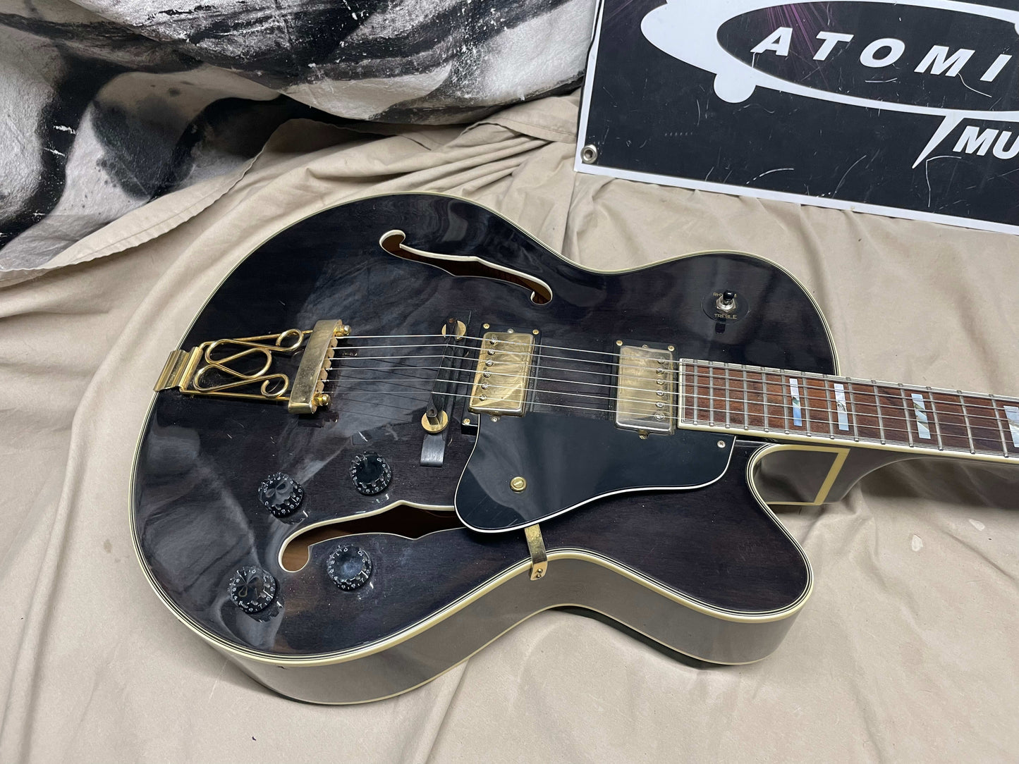 Samick HFRG-302 Archtop Hollowbody Jazzbox Guitar