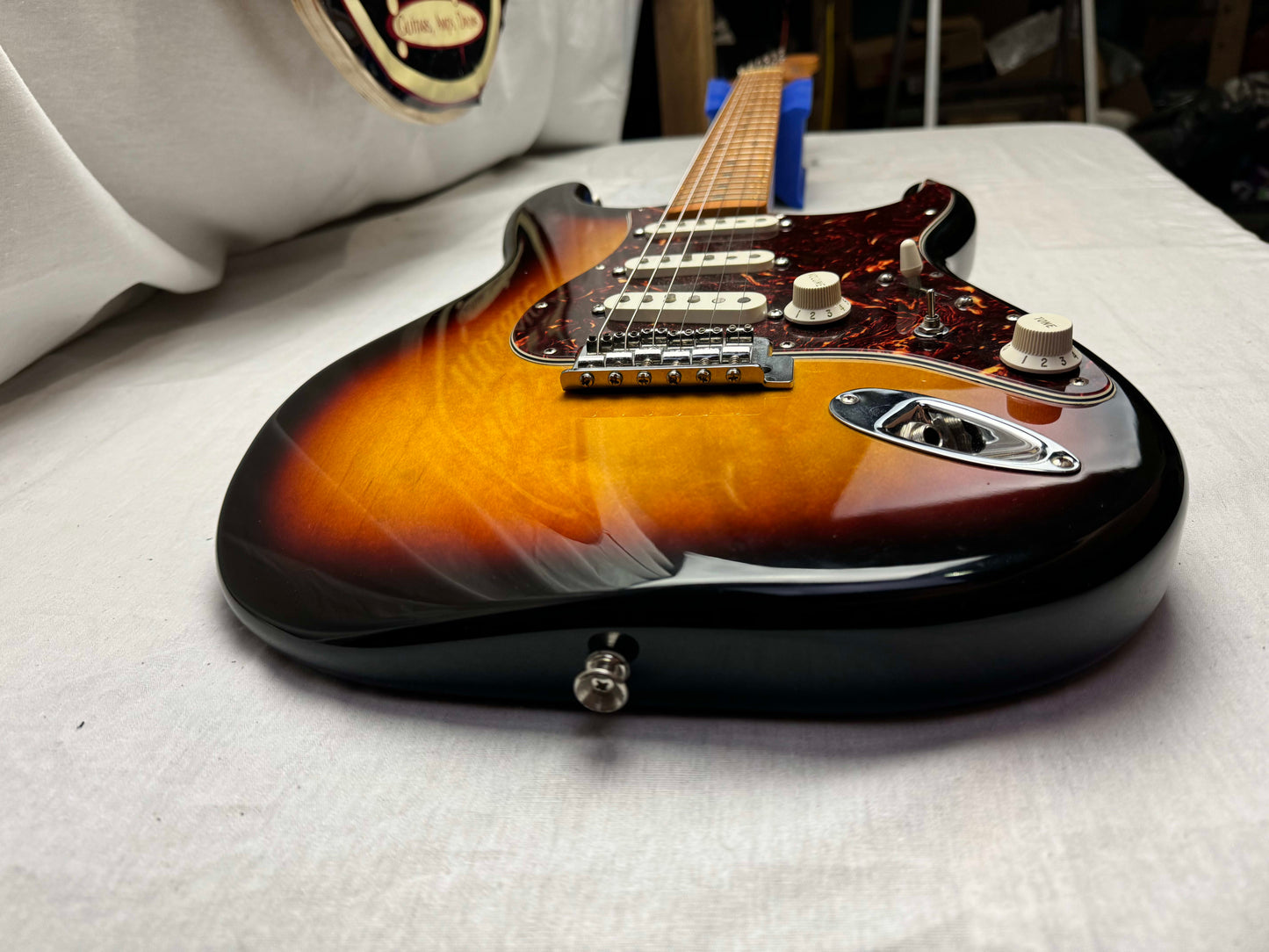 Fender Deluxe Roadhouse Stratocaster Guitar 2008 - Brown Sunburst / Maple neck